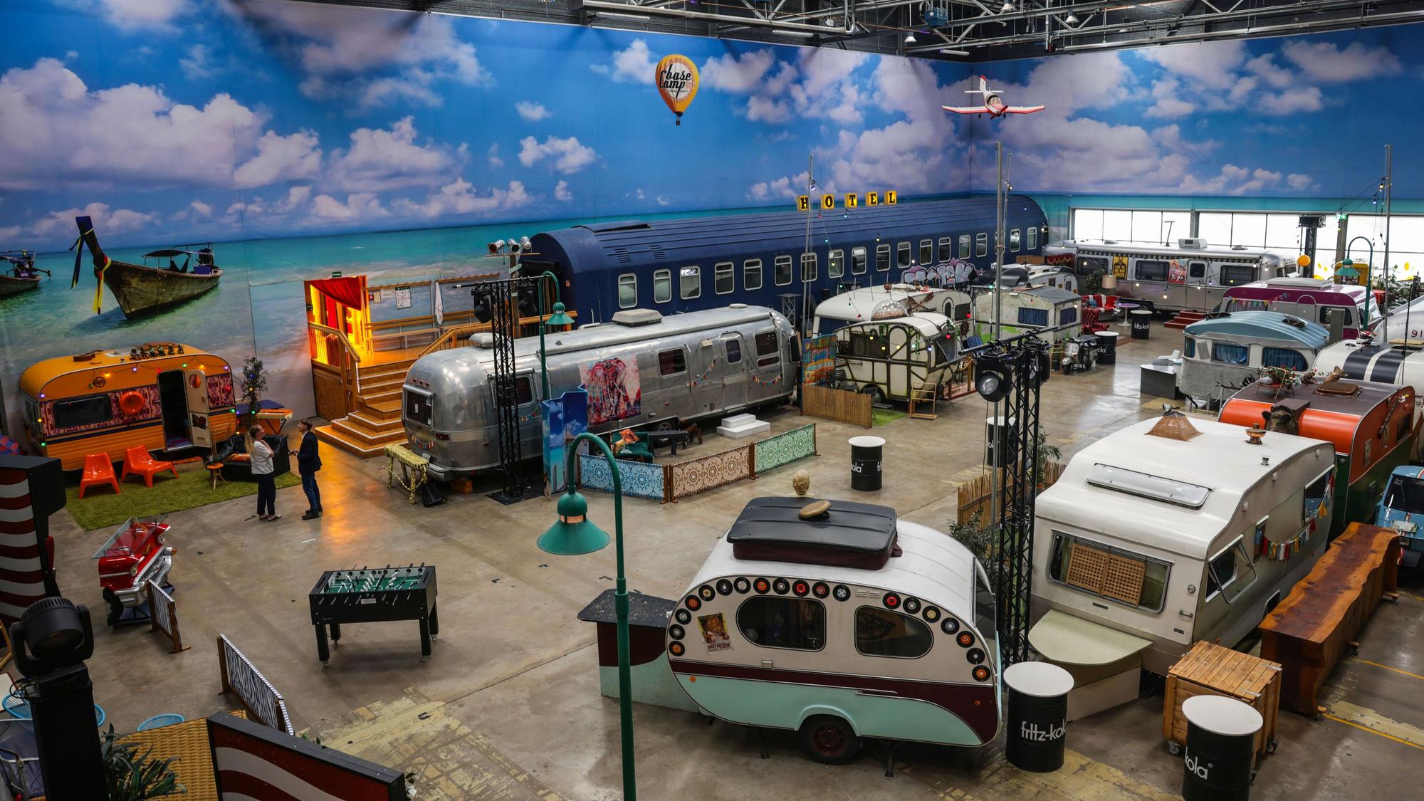 Bonn: Camping-Mobile und Wohnwagen stehen im Basecamp in der Halle. Draußen ist es heiß - aber manche Leute campen doch lieber in einer Halle.
