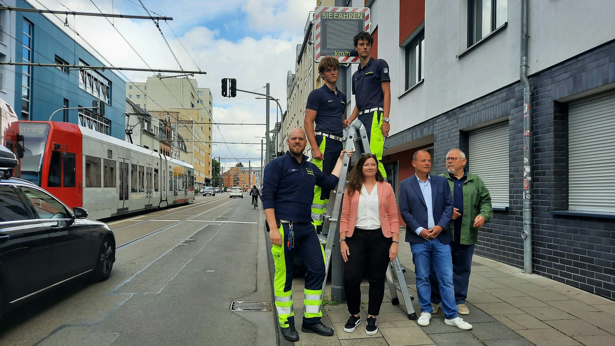 Lennart Maaßen (von links), Savio Schreiner, Konstantin Veil, Olga Töpfer, Ralf Meyer und Hubertus Schipmann vor der fertig installierten Tafel.