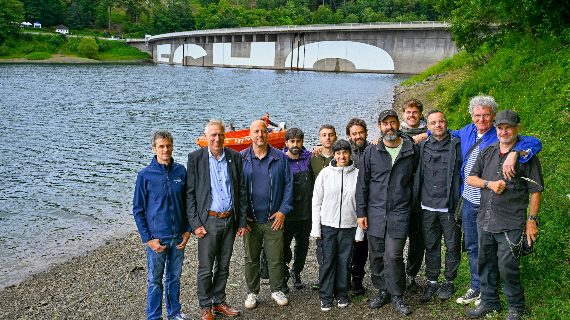 Die am Kunstwerk Beteiligten an der Talsperre.