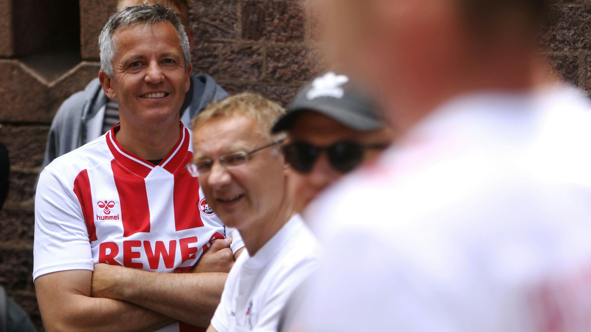 Können angesichts der wirtschaftlichen Gesundung des 1. FC Köln gut lachen: Geschäftsführer Philipp Türoff (l.) und Vizepräsident Eckhard Sauren.