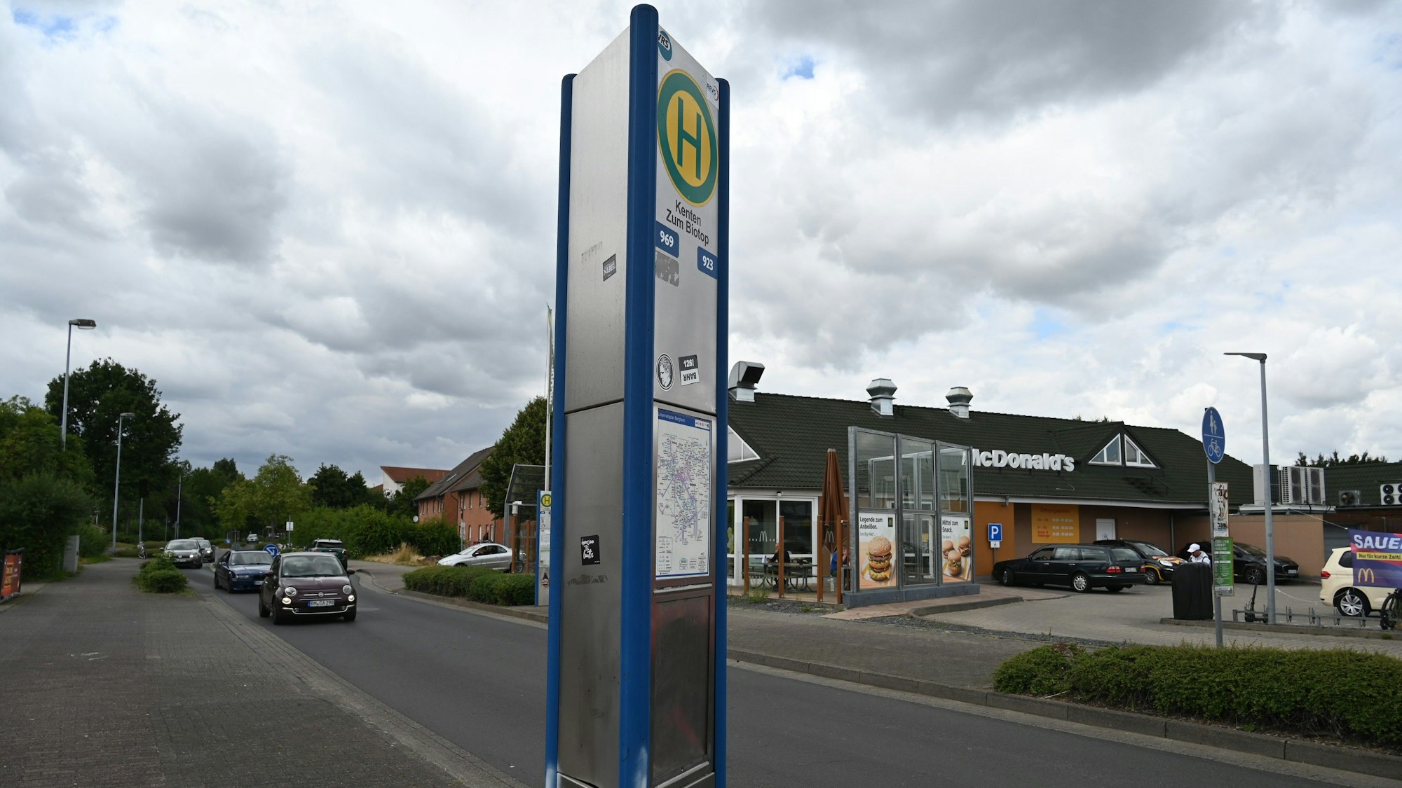 An der Bushaltestelle „Zum Biotop“ in Bergheim-Kenten eskalierte die Auseinandersetzung zwischen einem Fahrgast und dem Busfahrer.