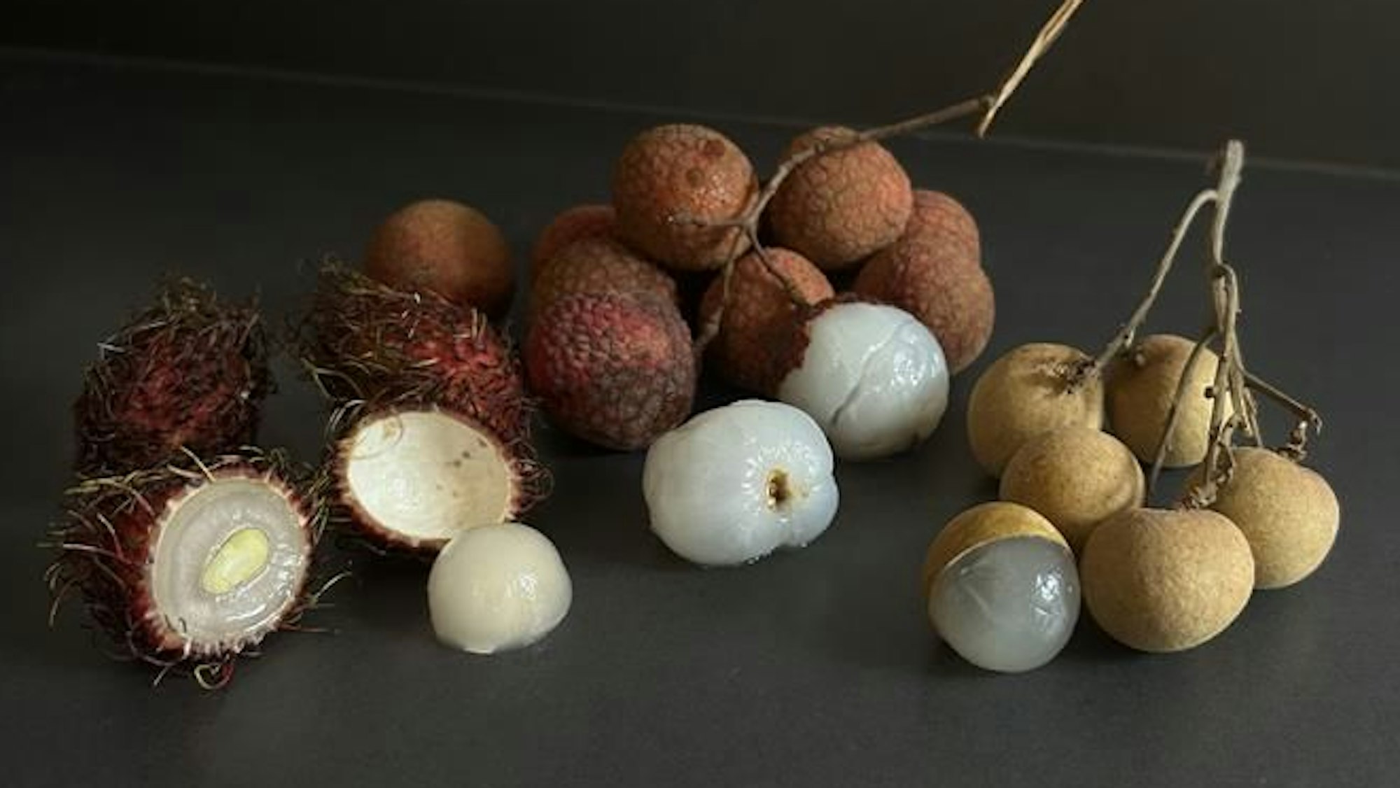 Rambutan (links), Litschi (mitte) und Logan (rechts).