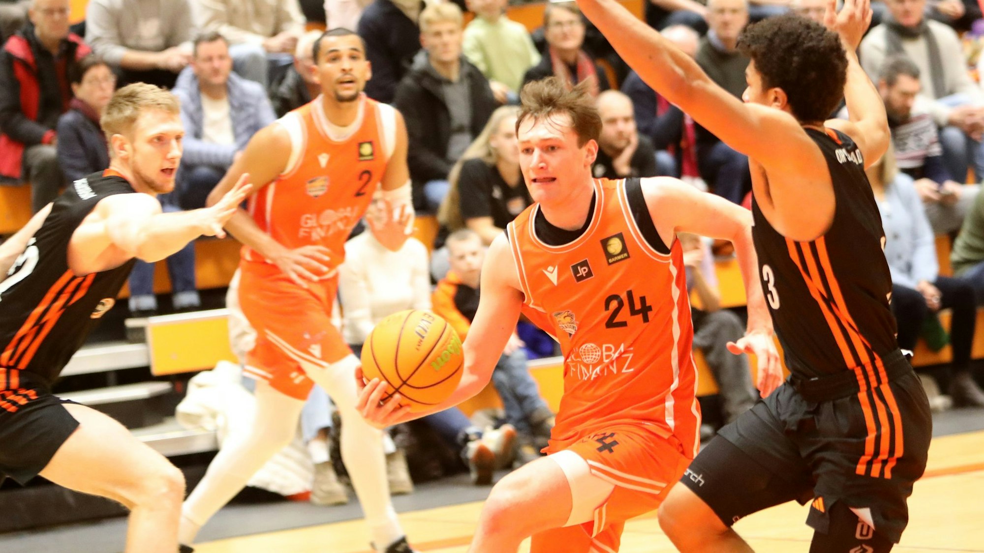 Aufbauspieler Janne Müller (am Ball), hier im Trikot der Dragons Rhöndorf, verlässt die Baskets.