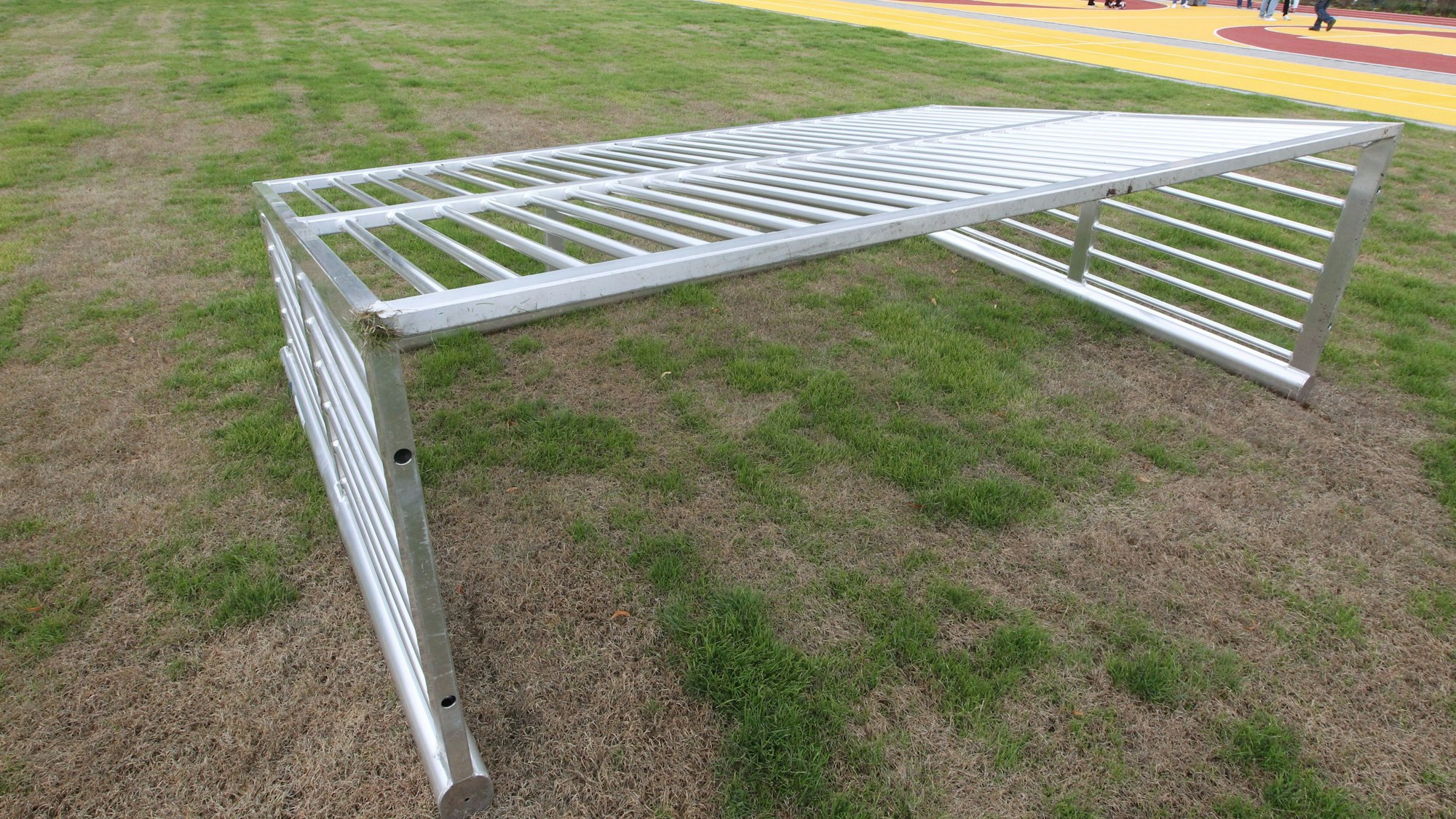 Die Tore des Bolzplatzes kurz vor der Aufstellung.