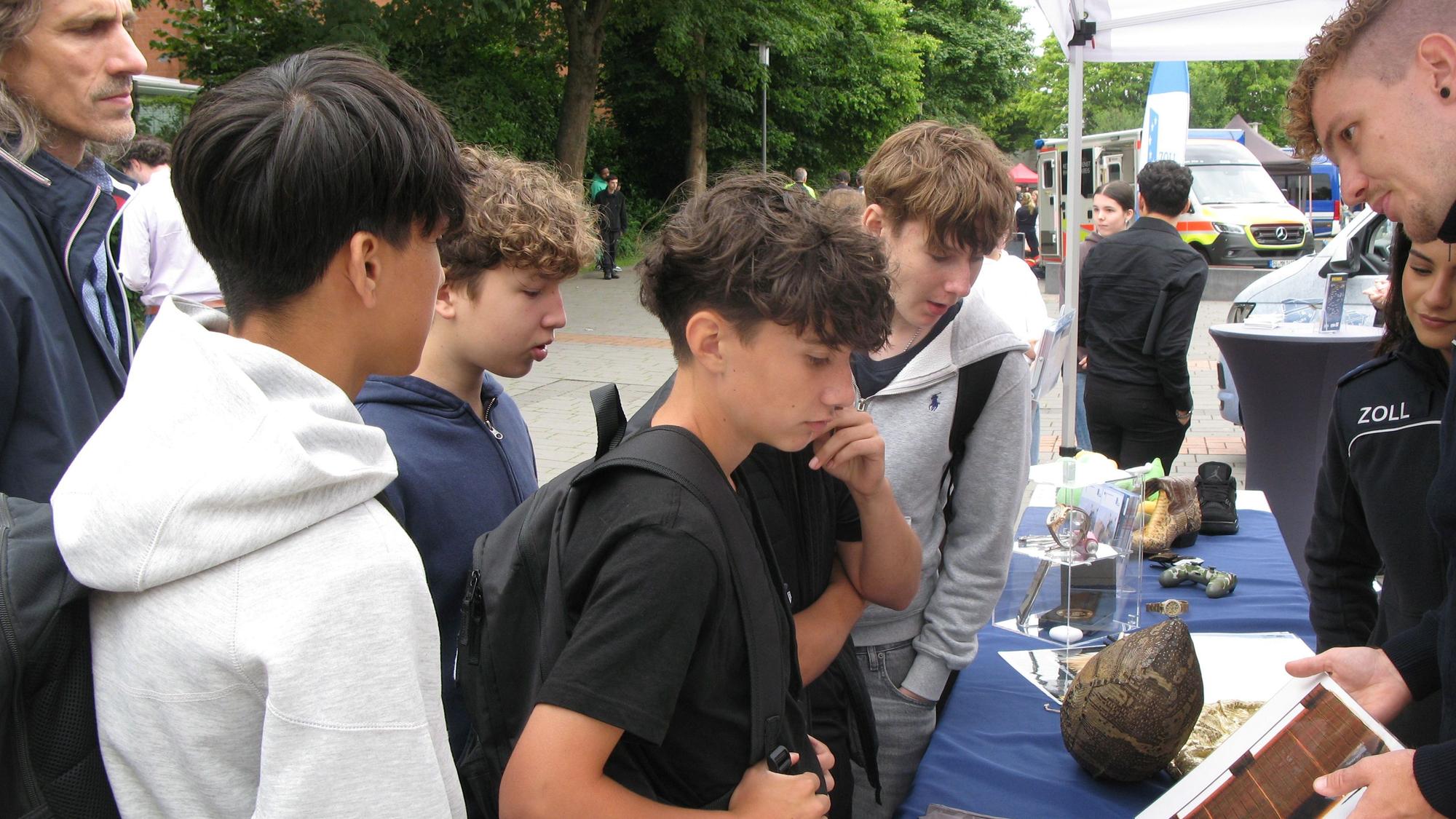 Gerätselt werden durfte am Stand des Zolls, der verschiedene Asservate mitgebracht hatte.