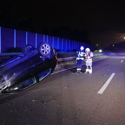 Der VW blieb auf dem Dach liegen, nachdem das Fahrzeug geschleudert war.