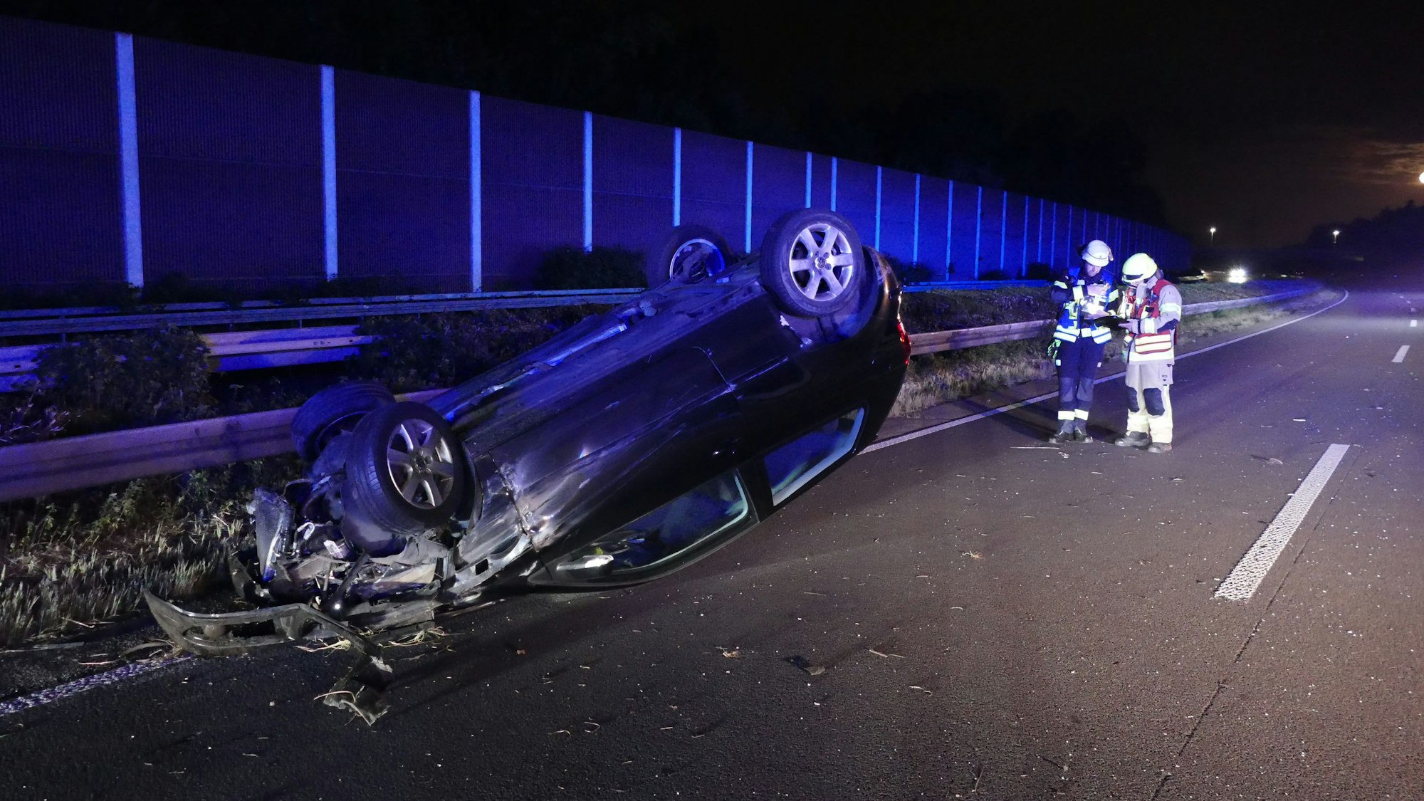 Der VW blieb auf dem Dach liegen, nachdem das Fahrzeug geschleudert war.