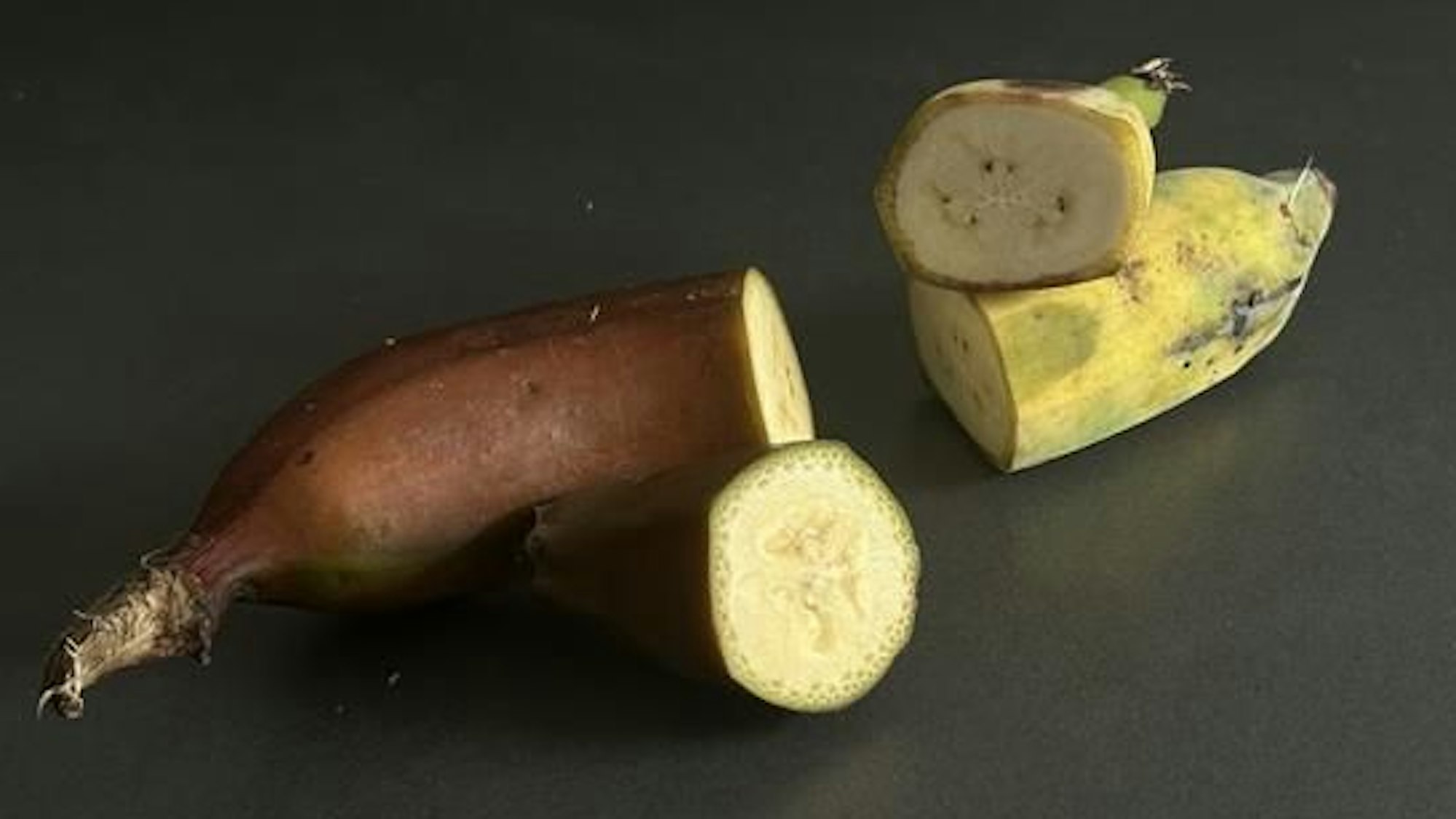 Rosa Banane (links) und Babybanane (rechts).