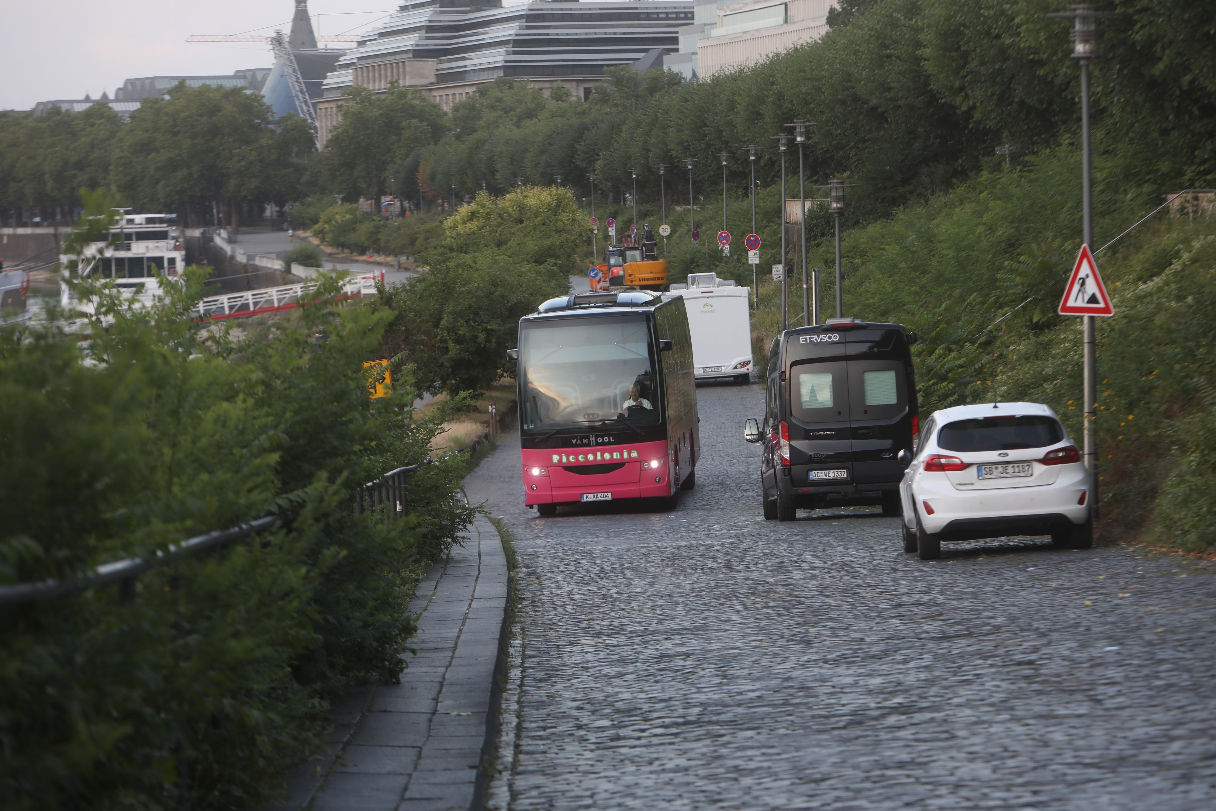09.07.2025, Köln: Markus Klein, Inhaber des Busunternehmens Piccolonia, zeigt uns am Rheinufer, wie man mit einem Reisebus problemlos zu den Kreuzfahrtschiffen kommt. Die Stadt behauptet das Gegenteil. Foto: Arton Krasniqi
