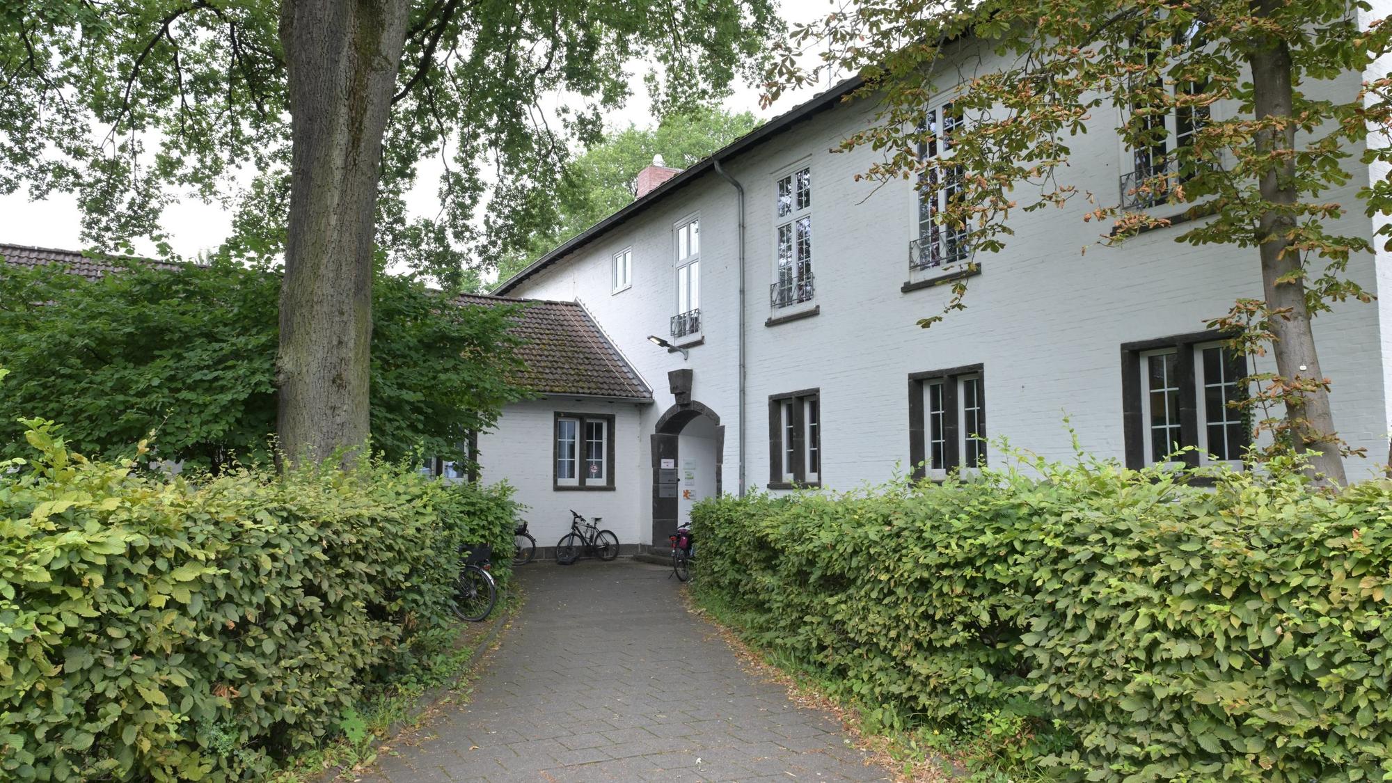 Man sieht den Haupteingang des alten Gebäudes.