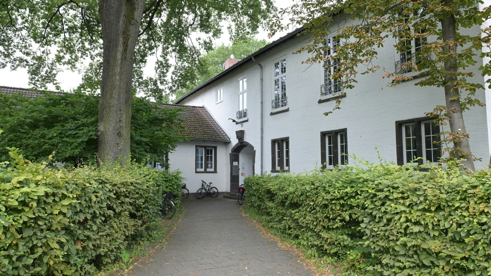 Man sieht den Haupteingang des alten Gebäudes.