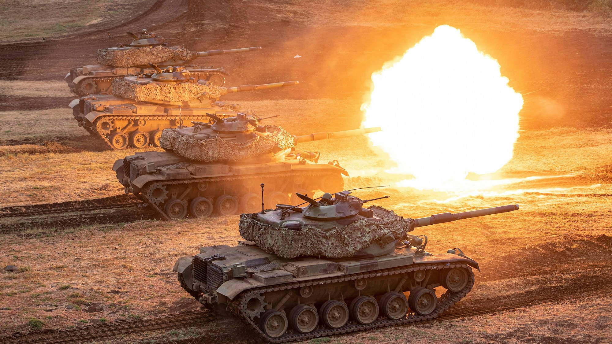 Auf diesem von der Taiwan Military News Agency veröffentlichten Foto feuern Taiwans M60A3 Patton Kampfpanzer während der jährlichen Han Kuang Militärübungen in Penghu County.