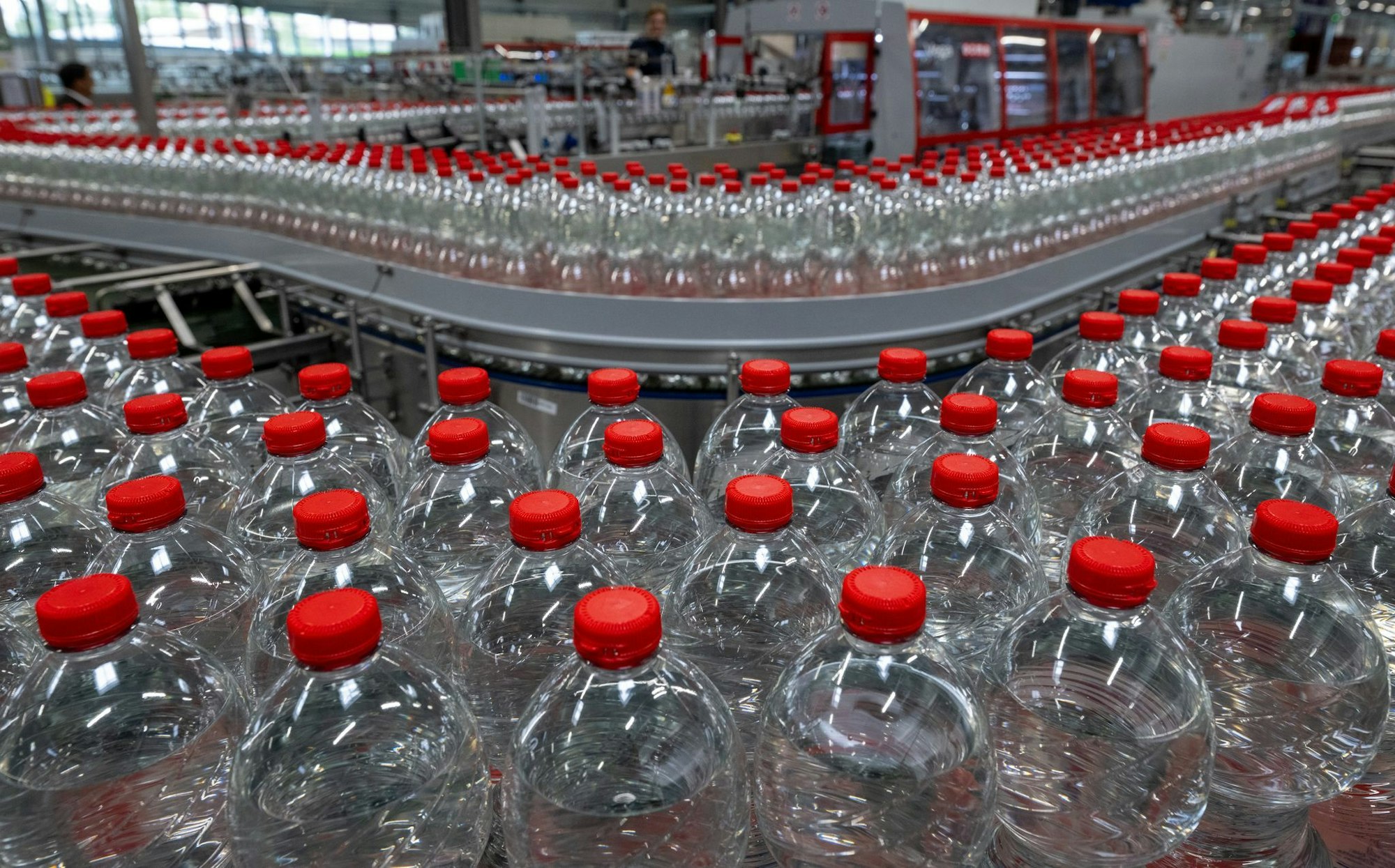 Das Unternehmen Roxane GmbH aus Jessen hat mehrere Mineralwasser wegen Verunreinigung zurückgerufen. (Archivbild)