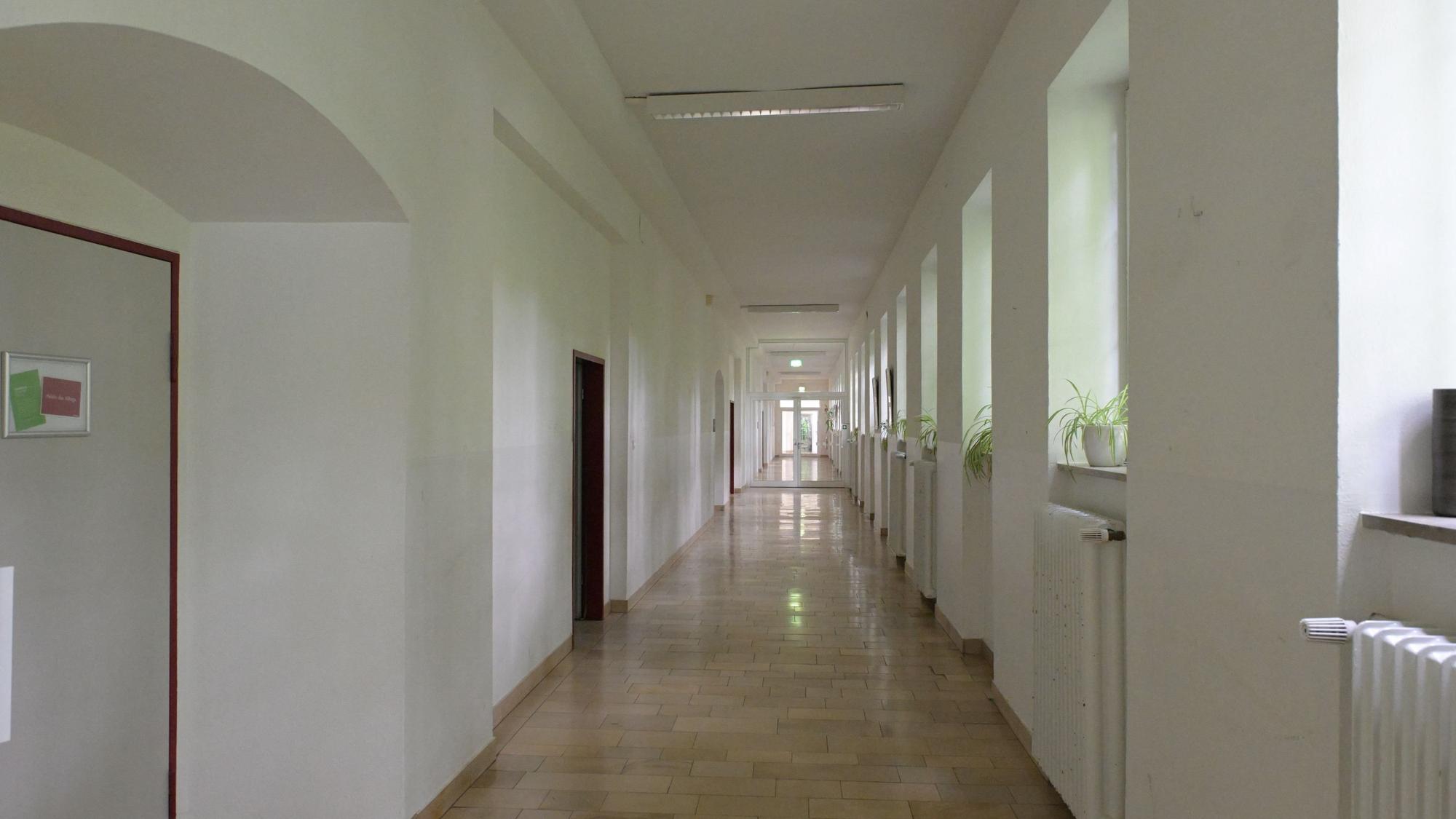 Von dem langen Flur gehen die Klassenzimmer ab.