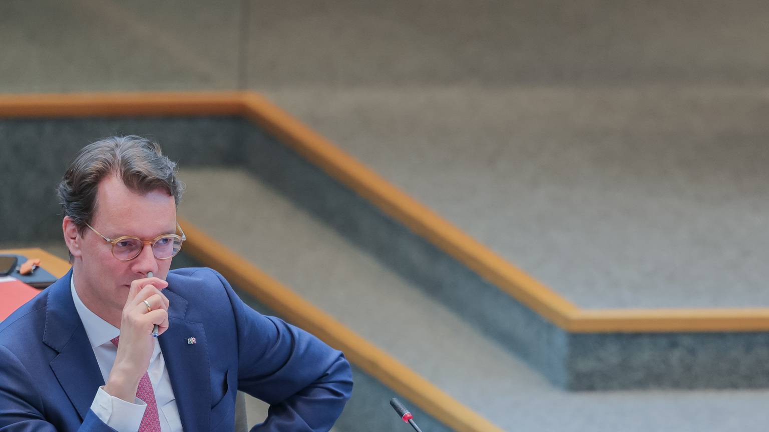 Hendrik Wüst (CDU), Ministerpräsident von Nordrhein-Westfalen, nimmt an der Plenarsitzung des Landtags teil.