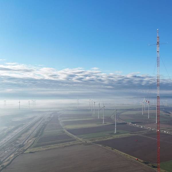 Zu sehen ist der weltweit höchste Windmessmast, der am Tagebau Garzweiler auf dem Jüchener Stadtgebiet steht.