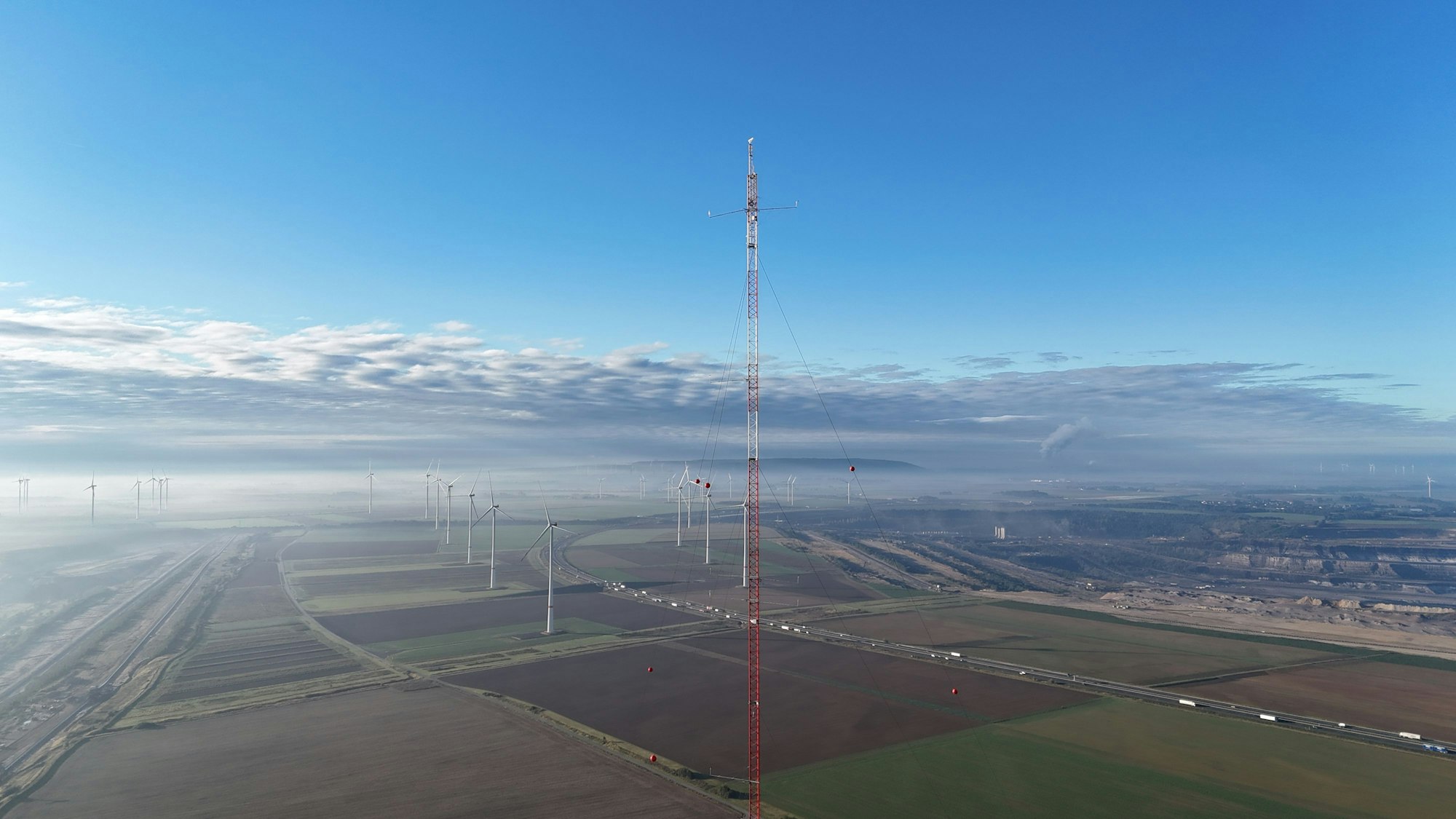 Zu sehen ist der weltweit höchste Windmessmast, der am Tagebau Garzweiler auf dem Jüchener Stadtgebiet steht.