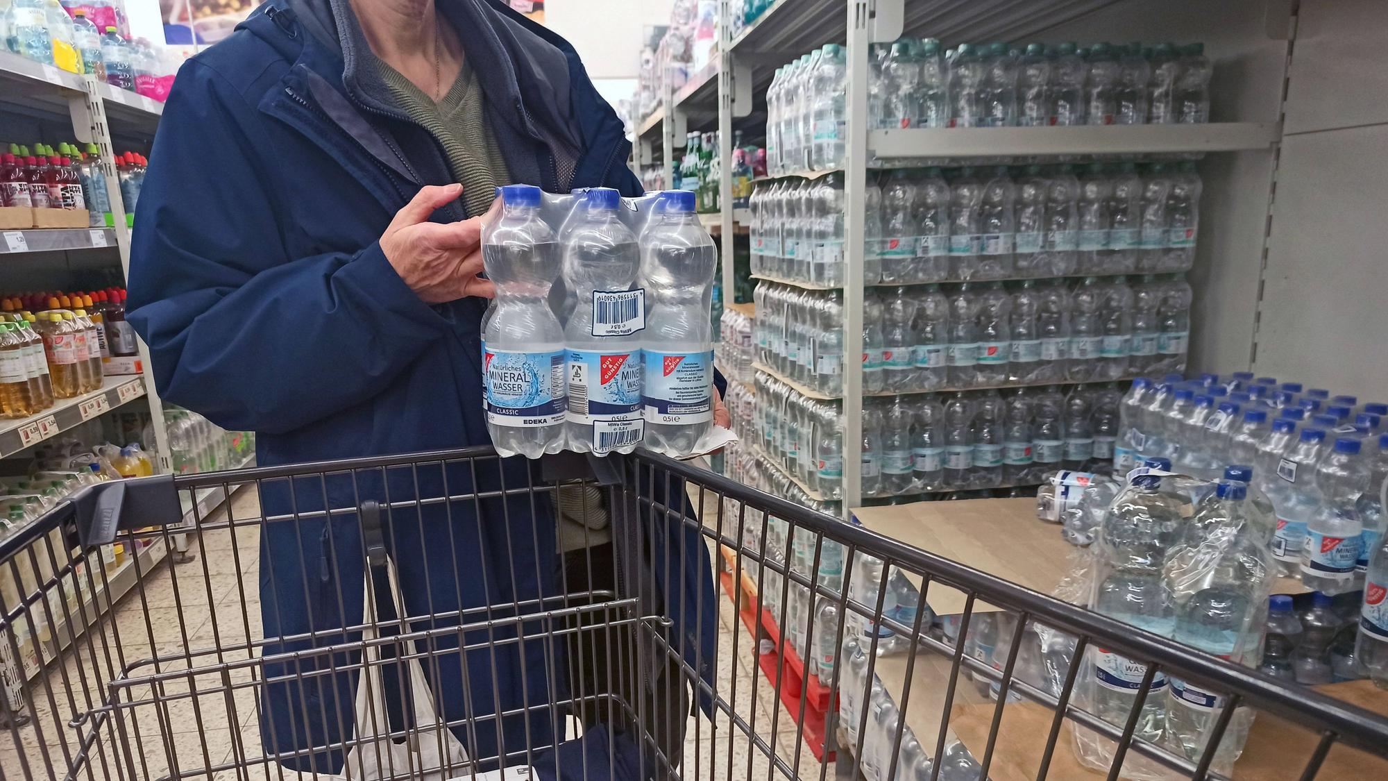Rückruf von Wasserflaschen der Marken „Gut & Günstig und „Naturalis“ in 0,5- und 1,5-Liter-PET-Flaschen.