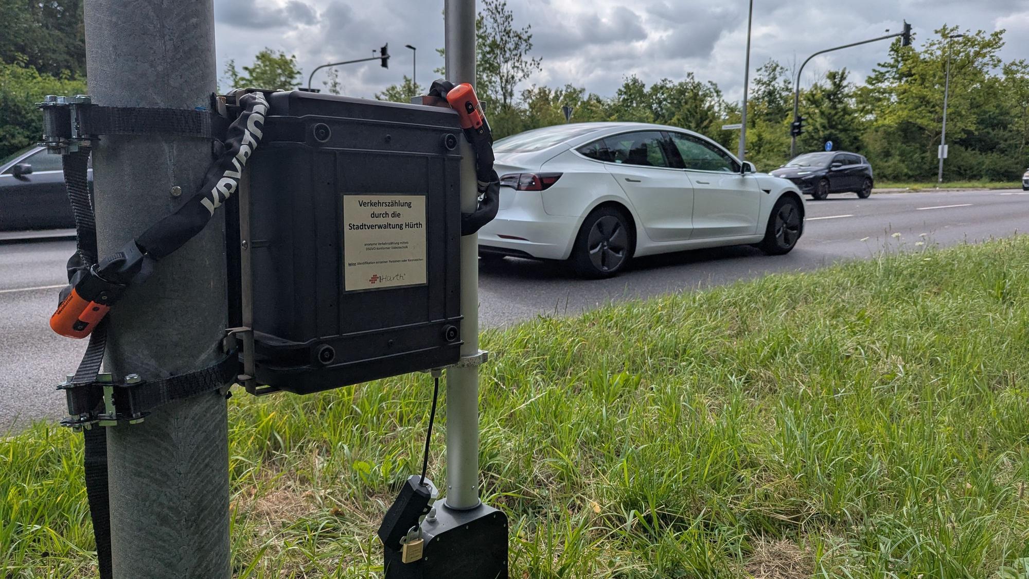 Das Foto zeigt ein Verkehrszählgerät an einem Mast an der Frechener Straße.
