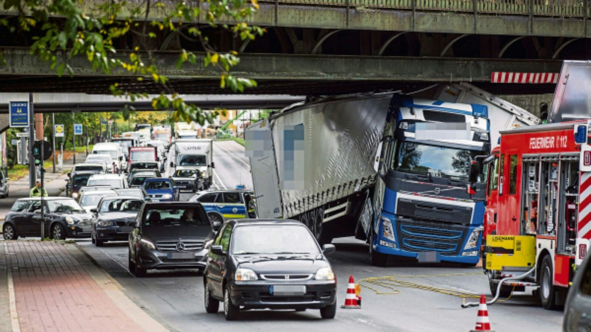 Immer wieder bleiben Lkw unter der Eisenbahn-Brücke an der Inneren Kanalstraße hängen.