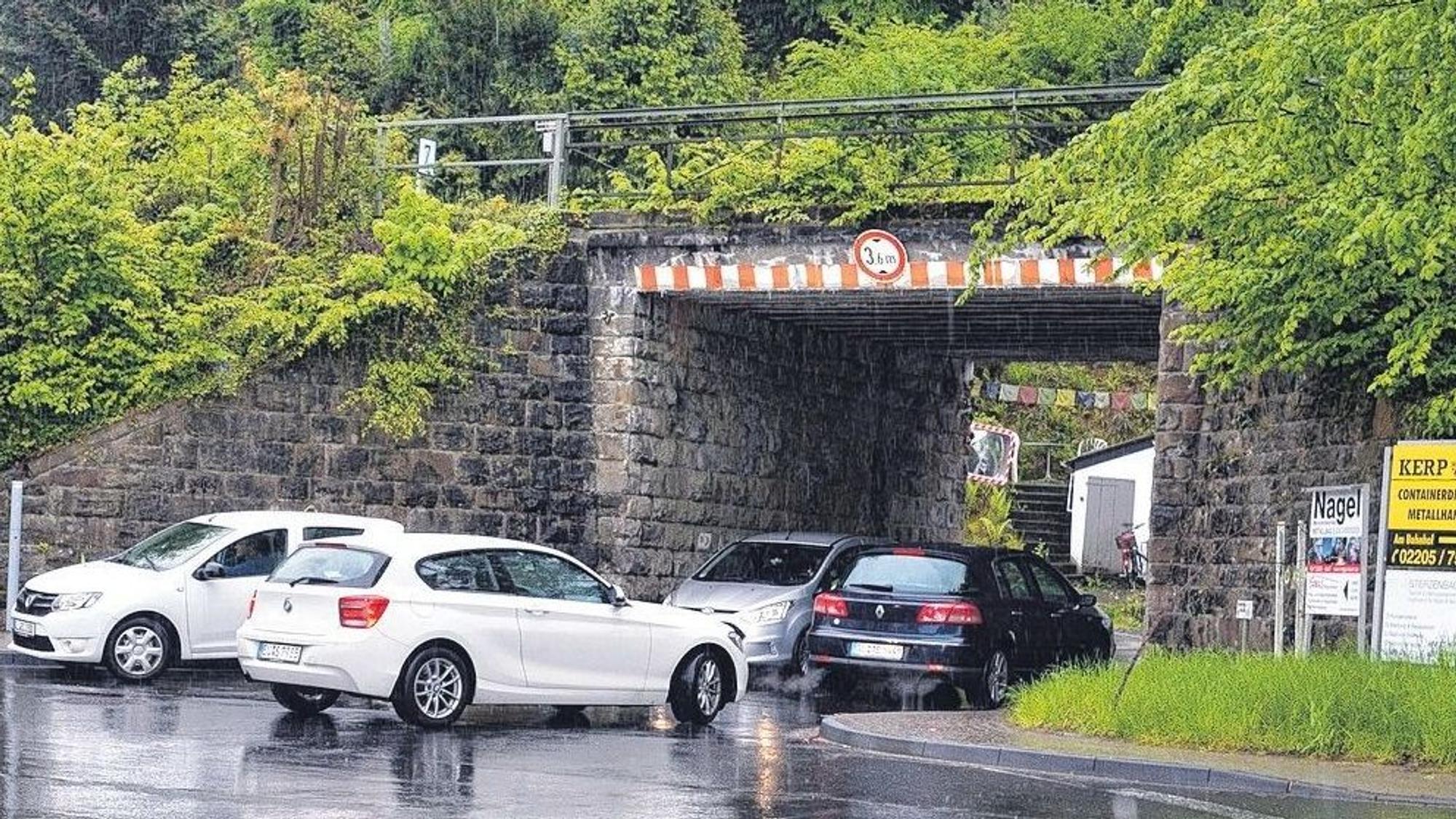 Autos fahren durch die Unterführung der Lüghauser Straße in Rösrath-Hoffnungsthal.