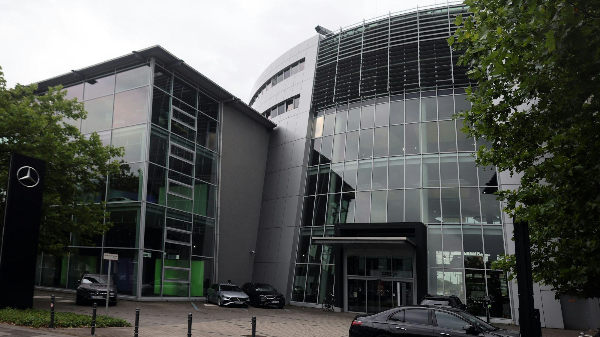 Das Foto zeigt den Gebäudekomplex des früheren Autohauses mit einem Rundbau. Ab Januar wird er zur Erlebniswelt umgebaut.