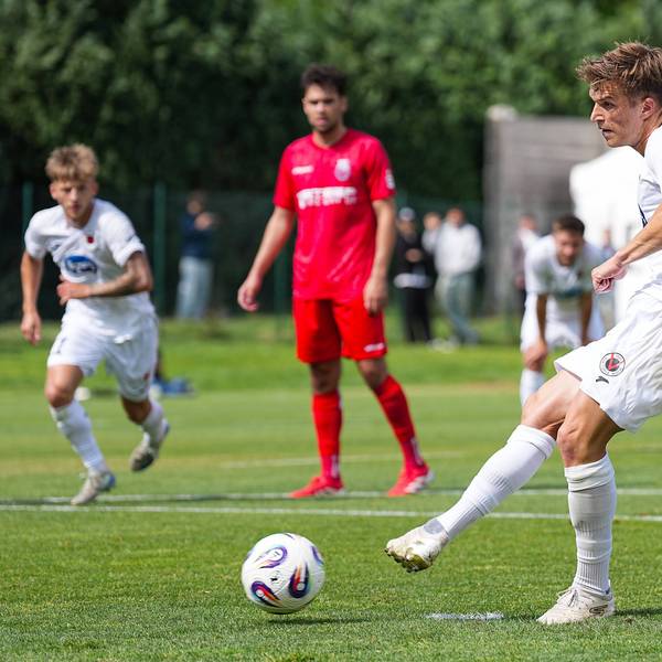 08.07.2025, xydrx, Fußball, Viktoria Köln - Bonner SC, Testspiel, Trainingsplatz Pohlstadtsweg: David Otto Viktoria Köln 10 führt einen Strafstoß aus Nordrhein-Westfahlen Deutschland *** 08 07 2025, xydrx, Football, Viktoria Köln Bonner SC, Test match, Training ground Pohlstadtsweg David Otto Viktoria Köln 10 takes a penalty kick from North Rhine-Westphalia Germany