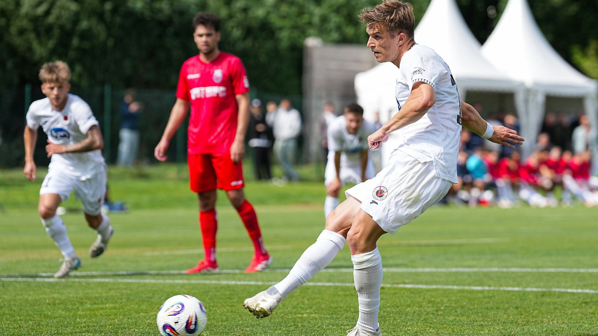 08.07.2025, xydrx, Fußball, Viktoria Köln - Bonner SC, Testspiel, Trainingsplatz Pohlstadtsweg: David Otto Viktoria Köln 10 führt einen Strafstoß aus Nordrhein-Westfahlen Deutschland *** 08 07 2025, xydrx, Football, Viktoria Köln Bonner SC, Test match, Training ground Pohlstadtsweg David Otto Viktoria Köln 10 takes a penalty kick from North Rhine-Westphalia Germany