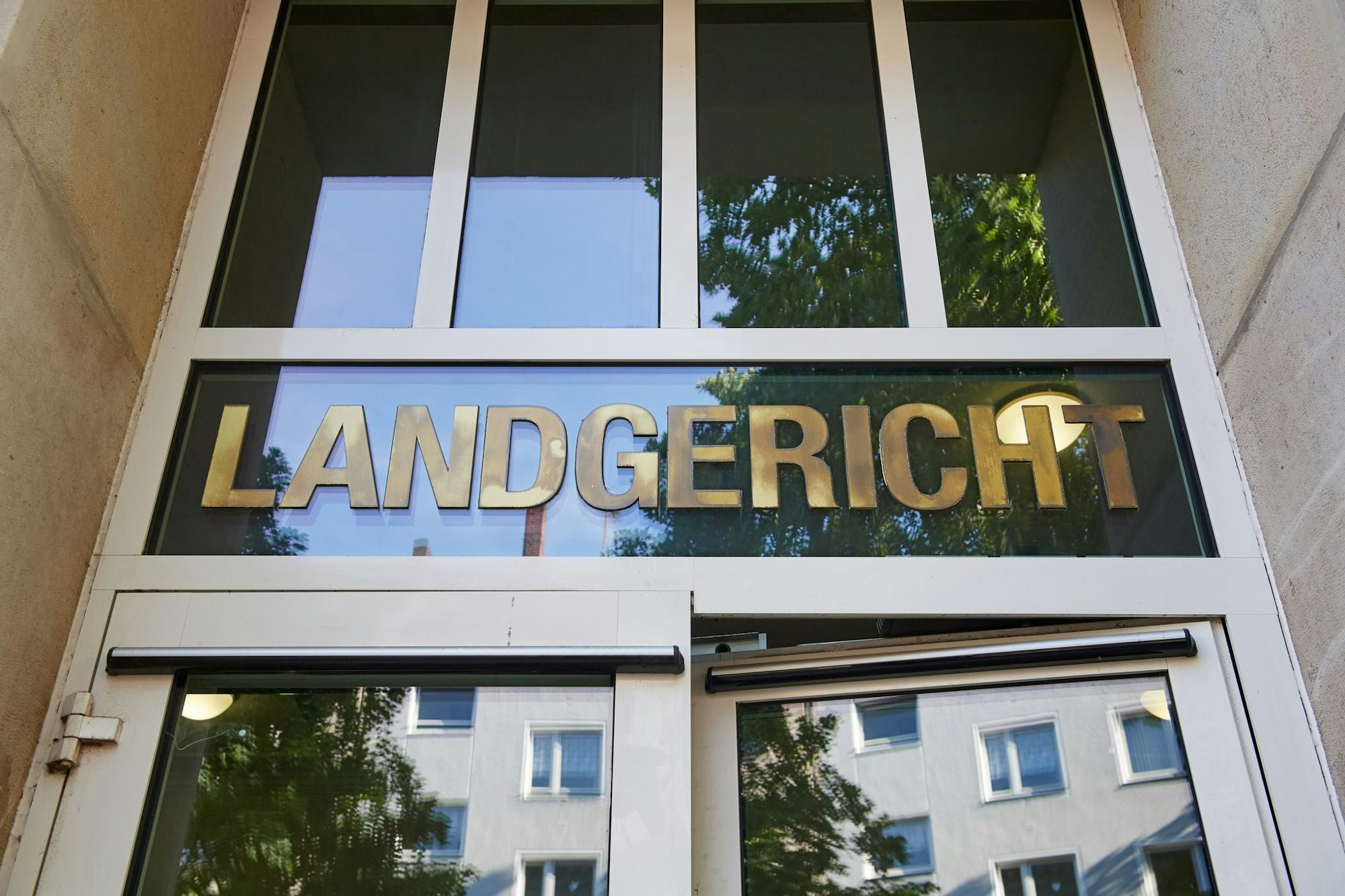 Der Angeklagte will noch tagelang neben der Leiche gelebt haben.