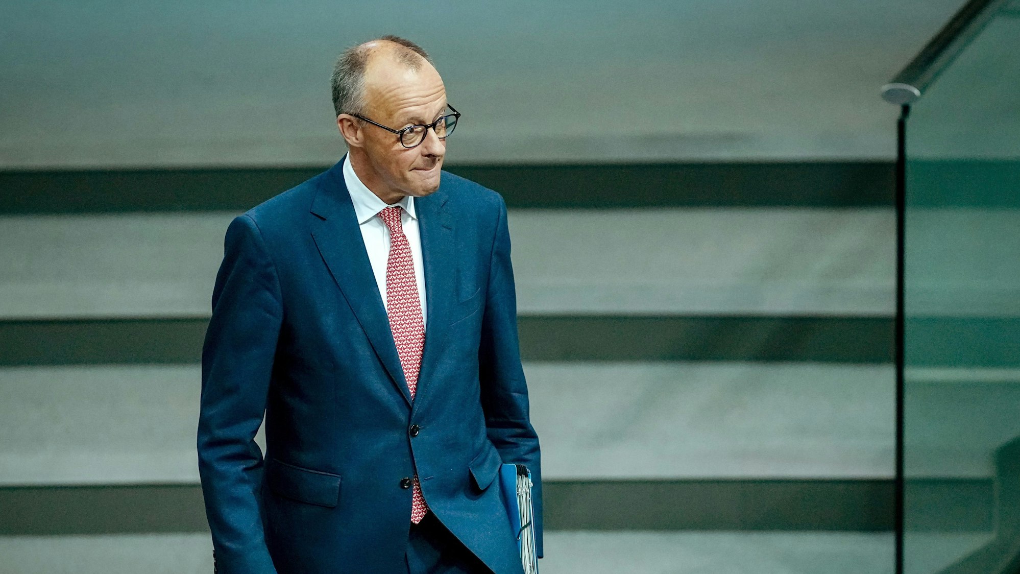 Bundeskanzler Friedrich Merz (CDU) geht vor der Generaldebatte zum Haushalt am Mittwoch (9. Juli) durch den Bundestag.