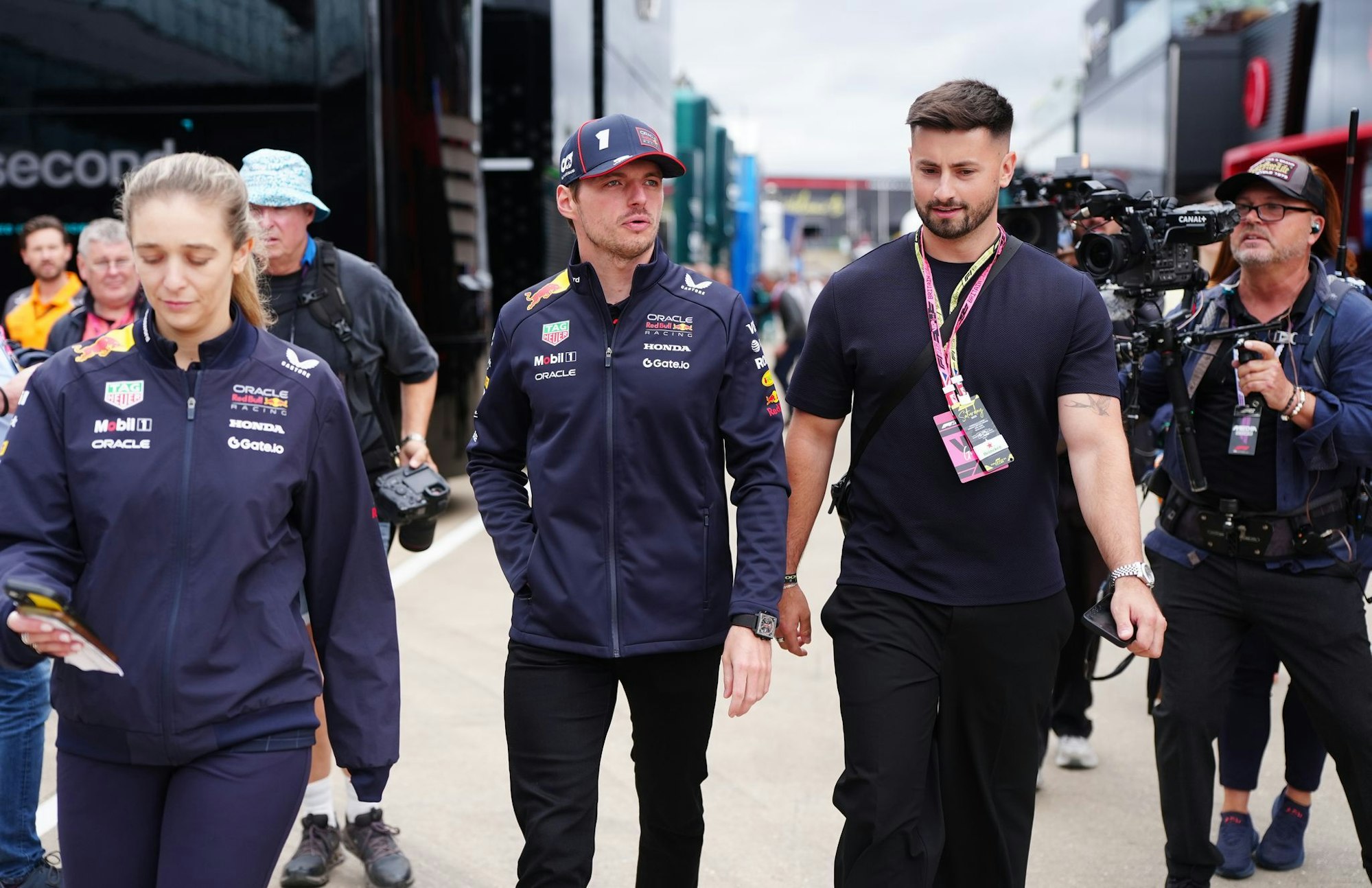Um Serien-Weltmeister Max Verstappen (M) rankten sich zuletzt Wechsel-Spekulationen.