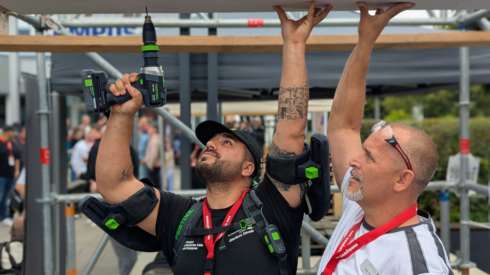 Über-Kopf-Arbeiten sind nicht nur lästig, sie können auch zu Verspannungen zwischen Muskulatur und Skelett führen. Die mechanischen Helferlein können das etwas ausgleichen.