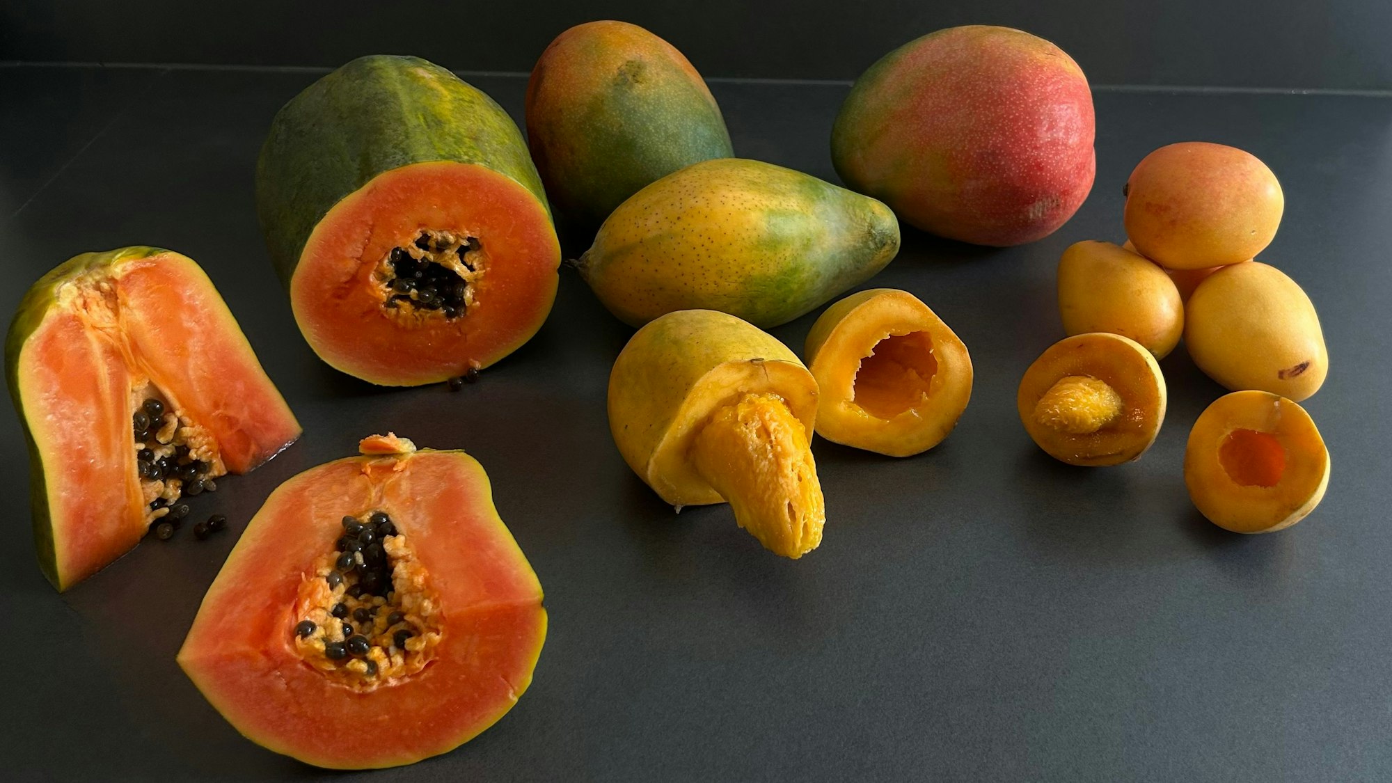 Papaya (links), Mago (hinten mitte), Alphonso Mangos (vorne mitte), Baby Mangos (rechts)