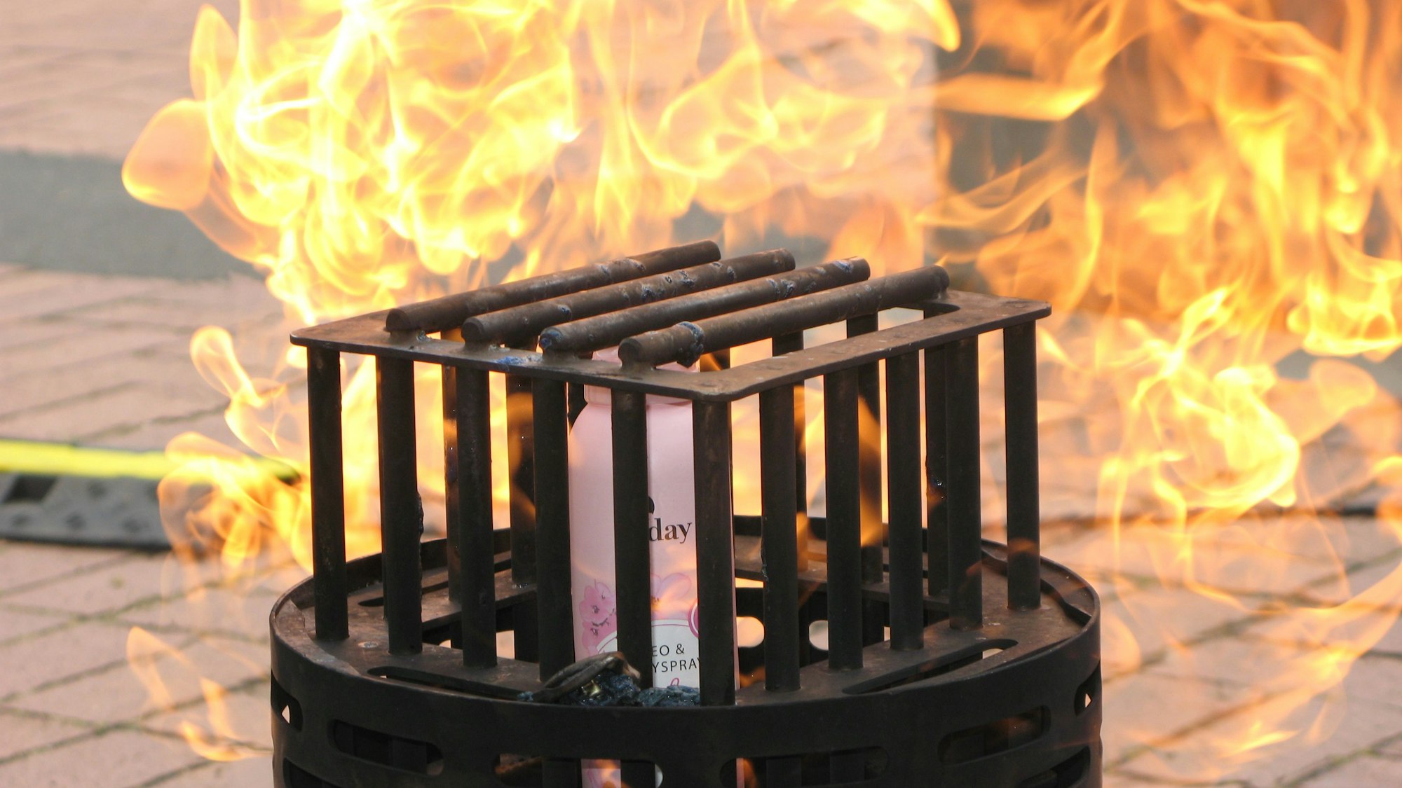 Heiß ging es am Stand des städtischen Zivil- und Bevölkerungsschutzes zu, wo vor der Zerstörungskraft explodierender Spraydosen gewarnt wurde.