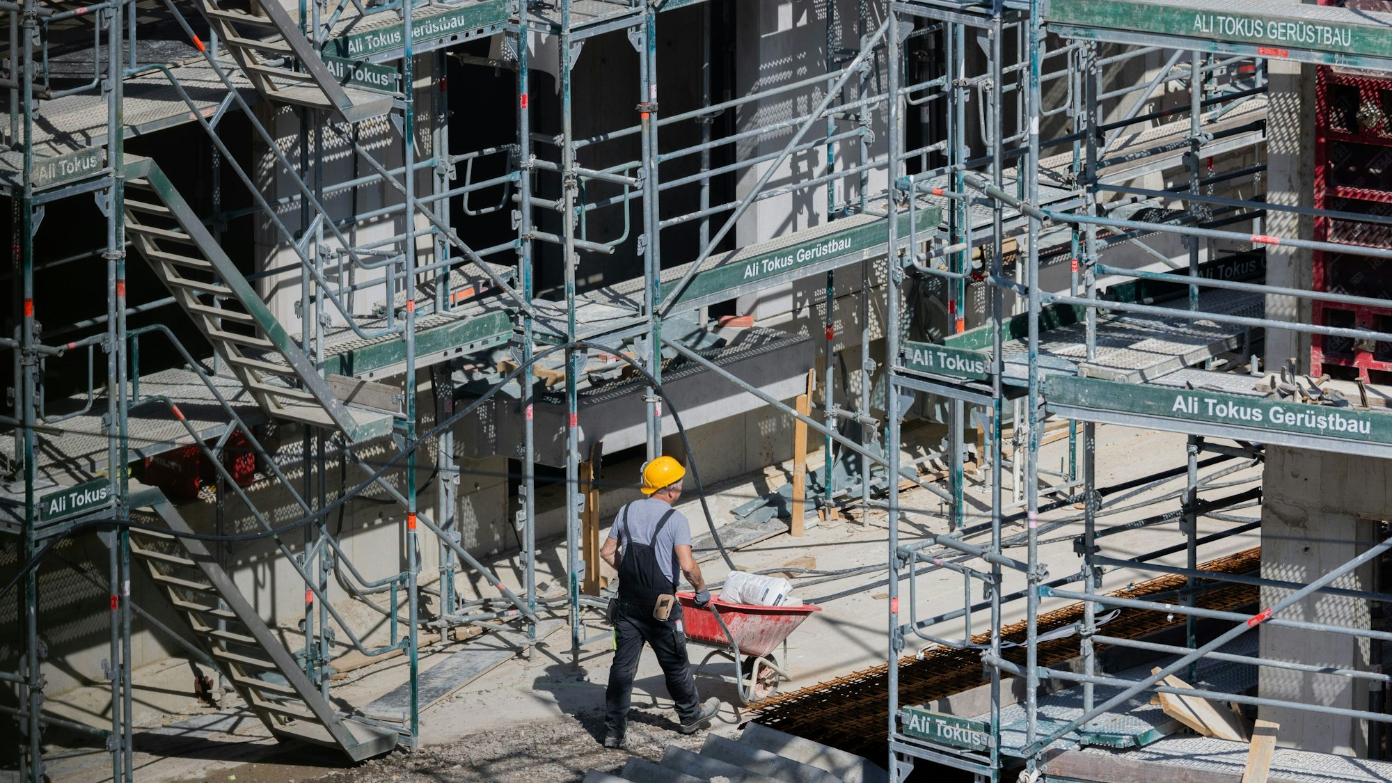 Ein Arbeiter in einem Wohnungsbauprojekt in Ehrenfeld. In Köln fehlt es an Wohnraum.