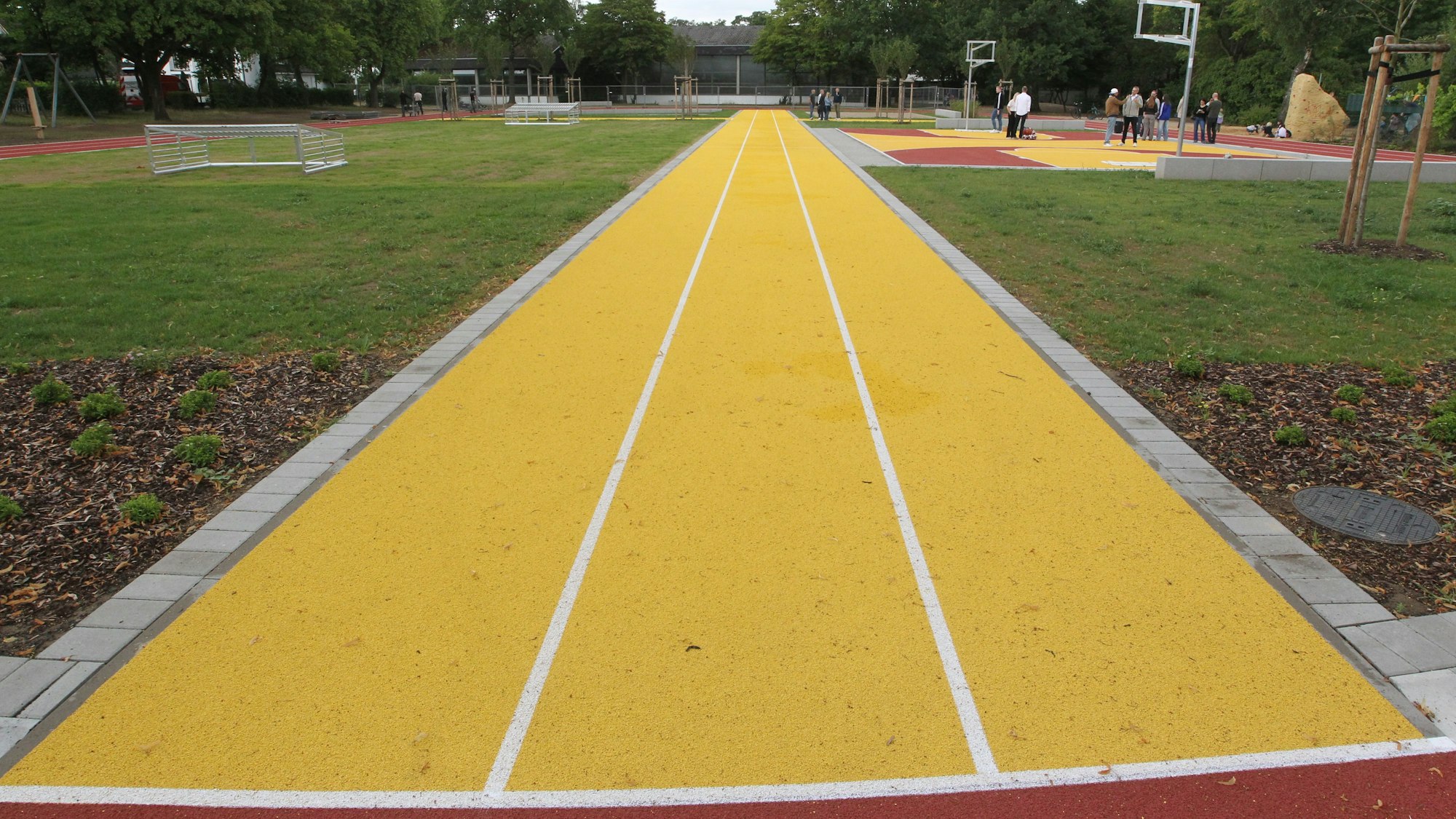 Die gerade, gelbe Laufbahn mit drei Spuren ist 100 Meter lang.