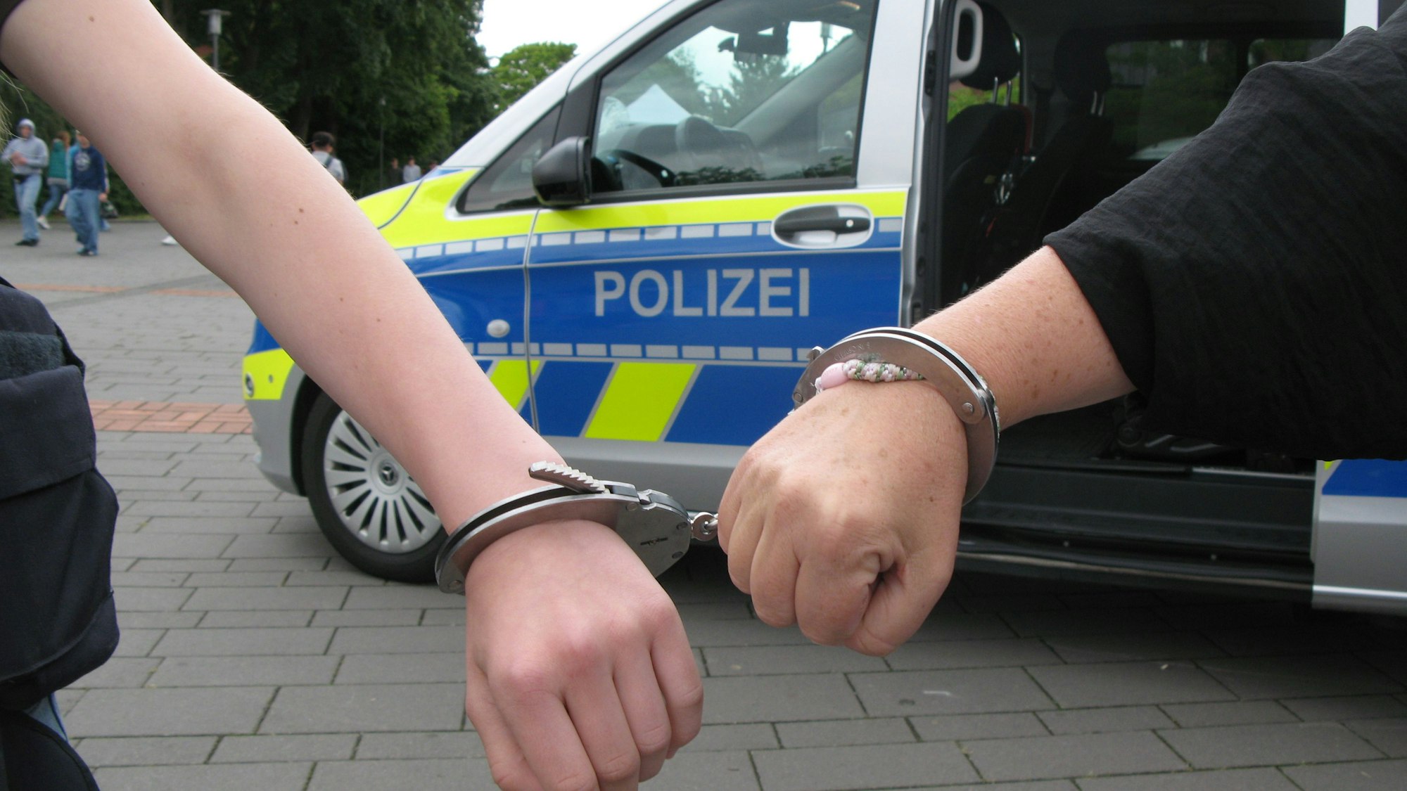 Beim Blaulichttag auf dem Hennefer Schulcampus klickten die Handschellen, aber nur zum Spaß.