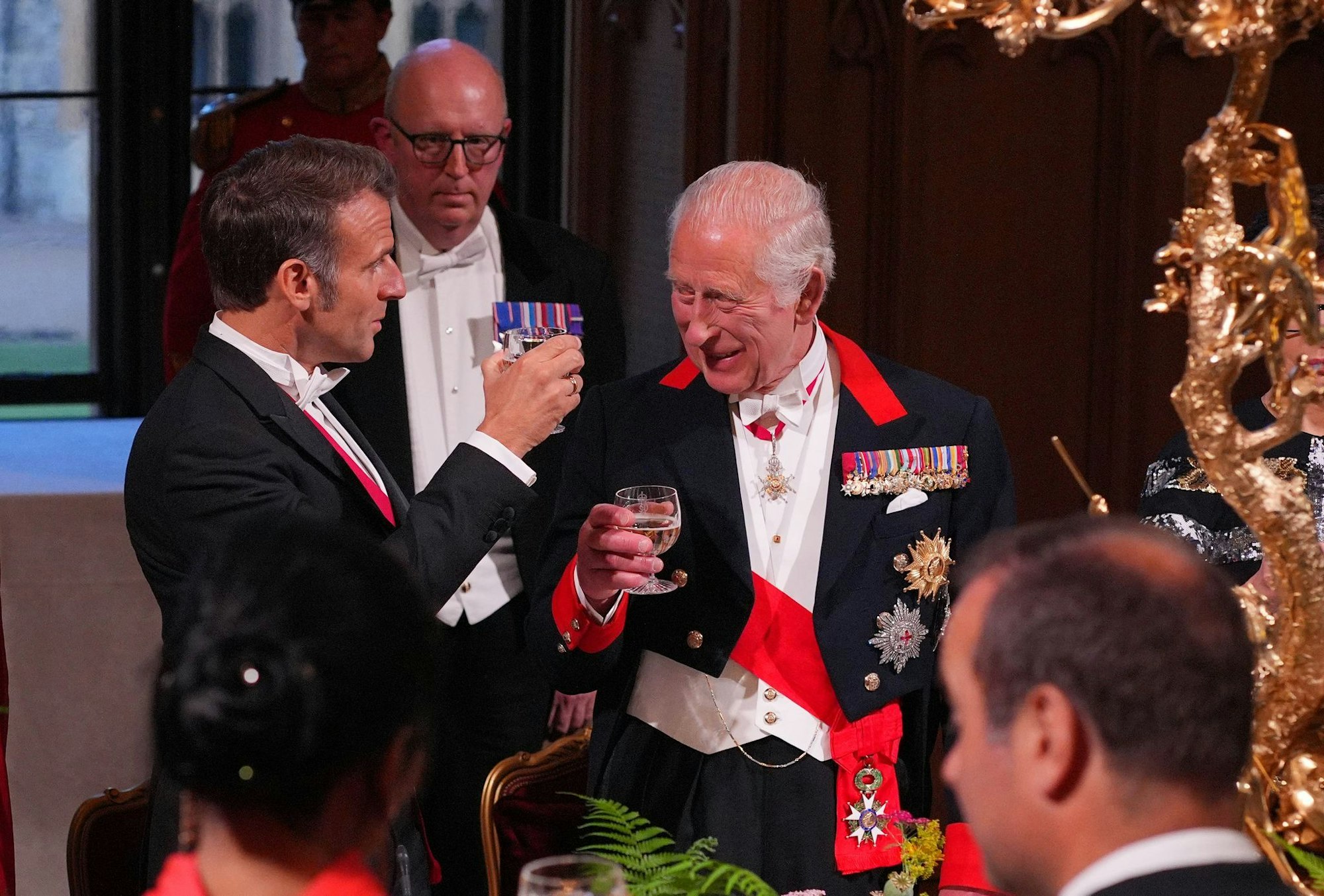 Emmanuel Macron (l) und König Charles III. stießen auf die britisch-französische Freundschaft an.