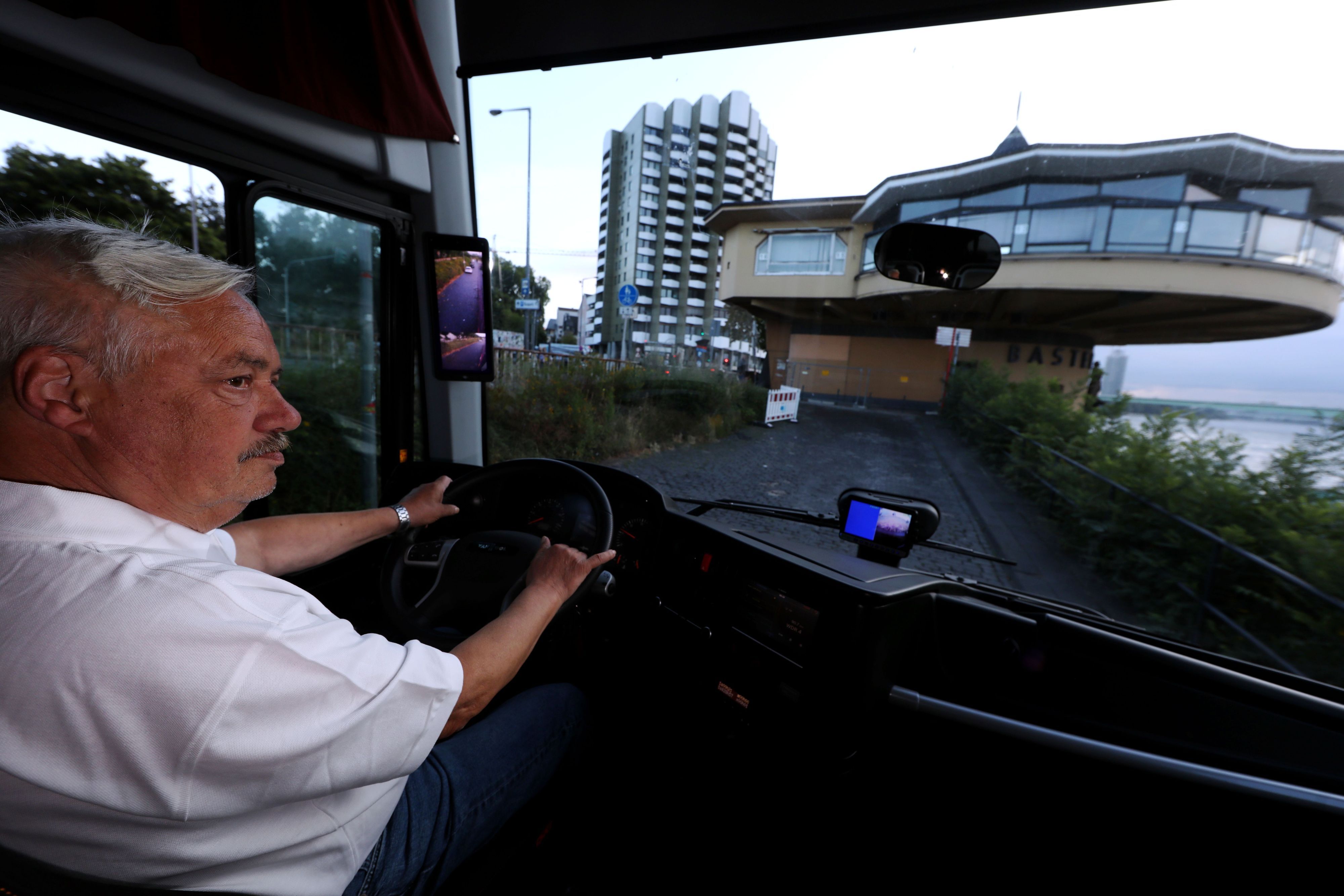 Busfahrer Herbert Czarnetzki beweist am Rheinufer, wie man mit einem Reisebus problemlos zu den Kreuzfahrtschiffen kommt.
