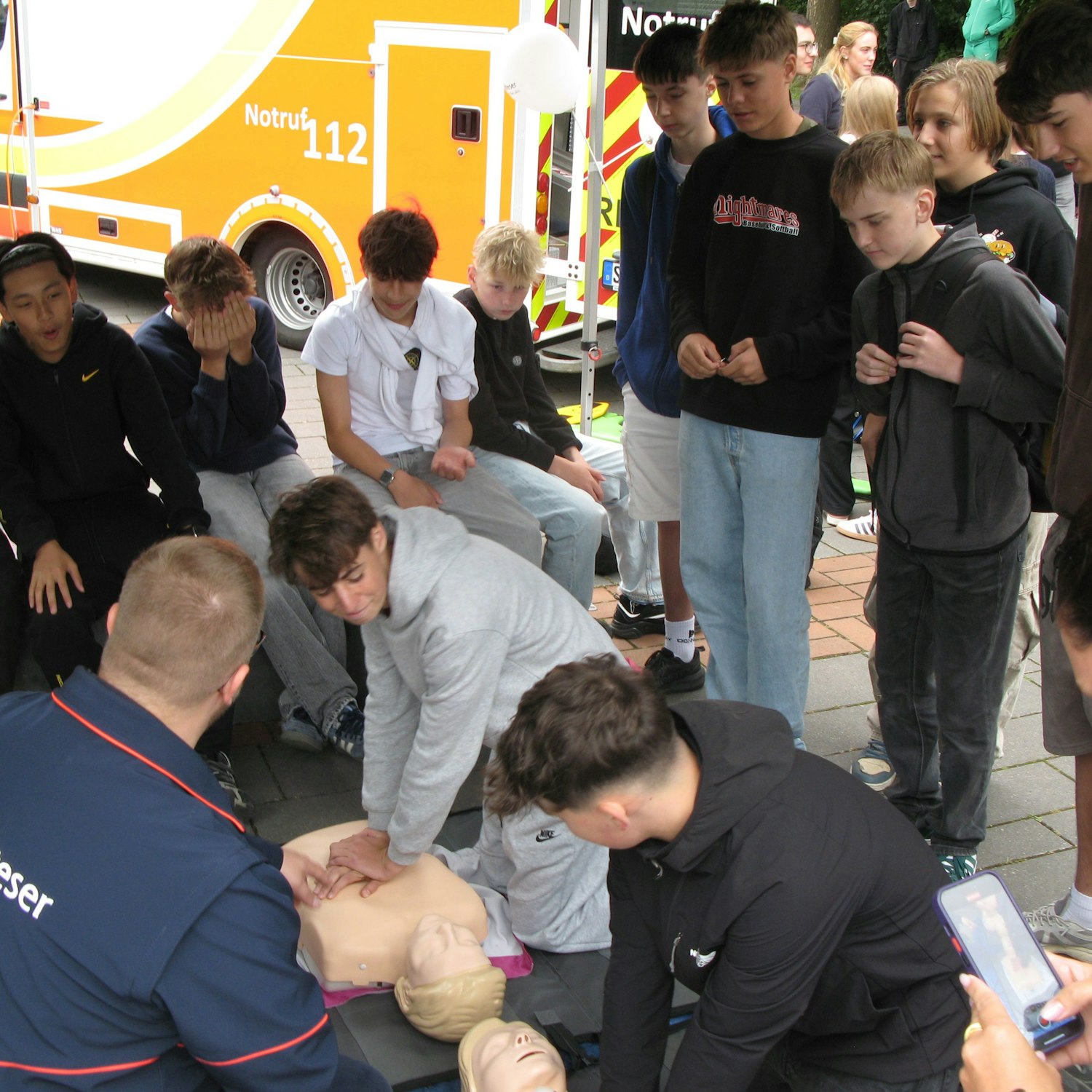 Die Herzdruckmassage konnte die Jugendlichen an Puppen in einem kleinen Wettbewerb bei den Maltesern üben.
