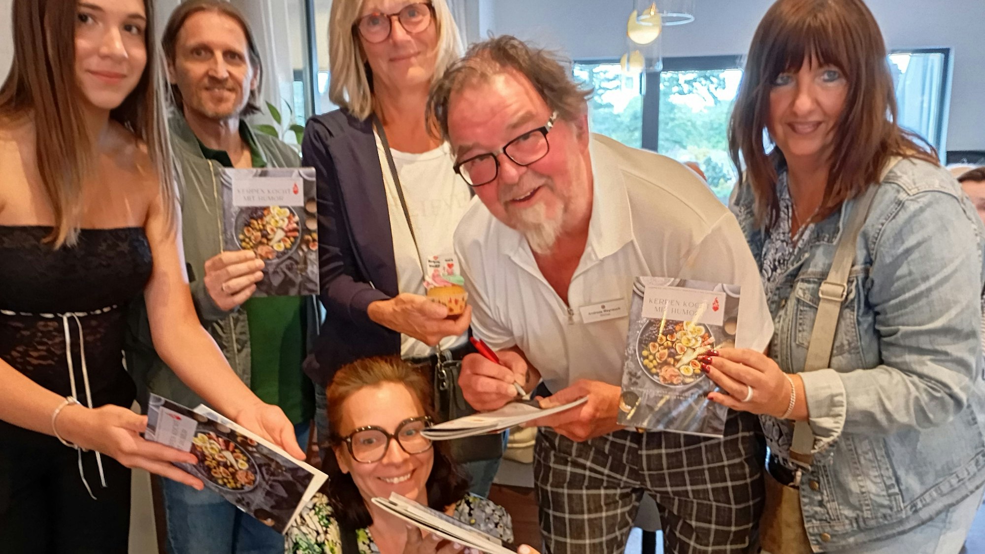 Das Foto zeigt Andreas Weyrauch mit seinen Fans.