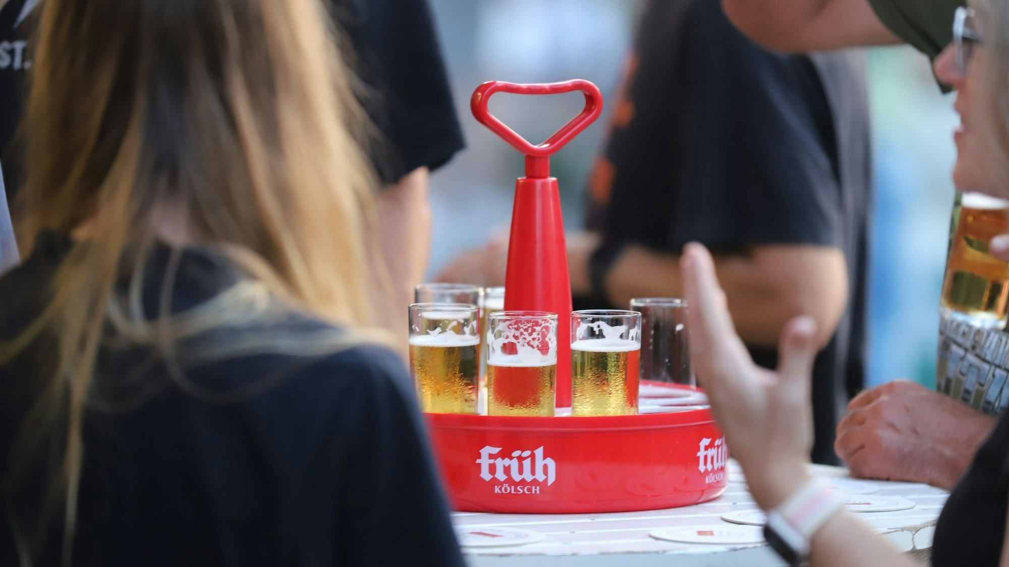 Früh-Kölsch - einmal zugreifen? Auch die Beschäftigten der Brauerei Früh bekommen mehr Geld.