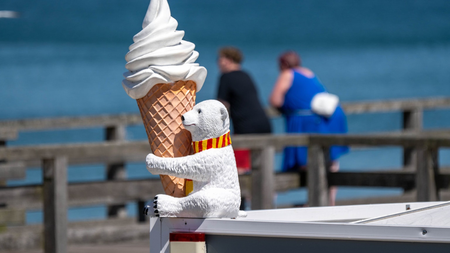 Binz: Eine originelle Eiswerbung soll Urlauber und Tagesgäste auf der Insel Rügen zum Kauf anlocken.