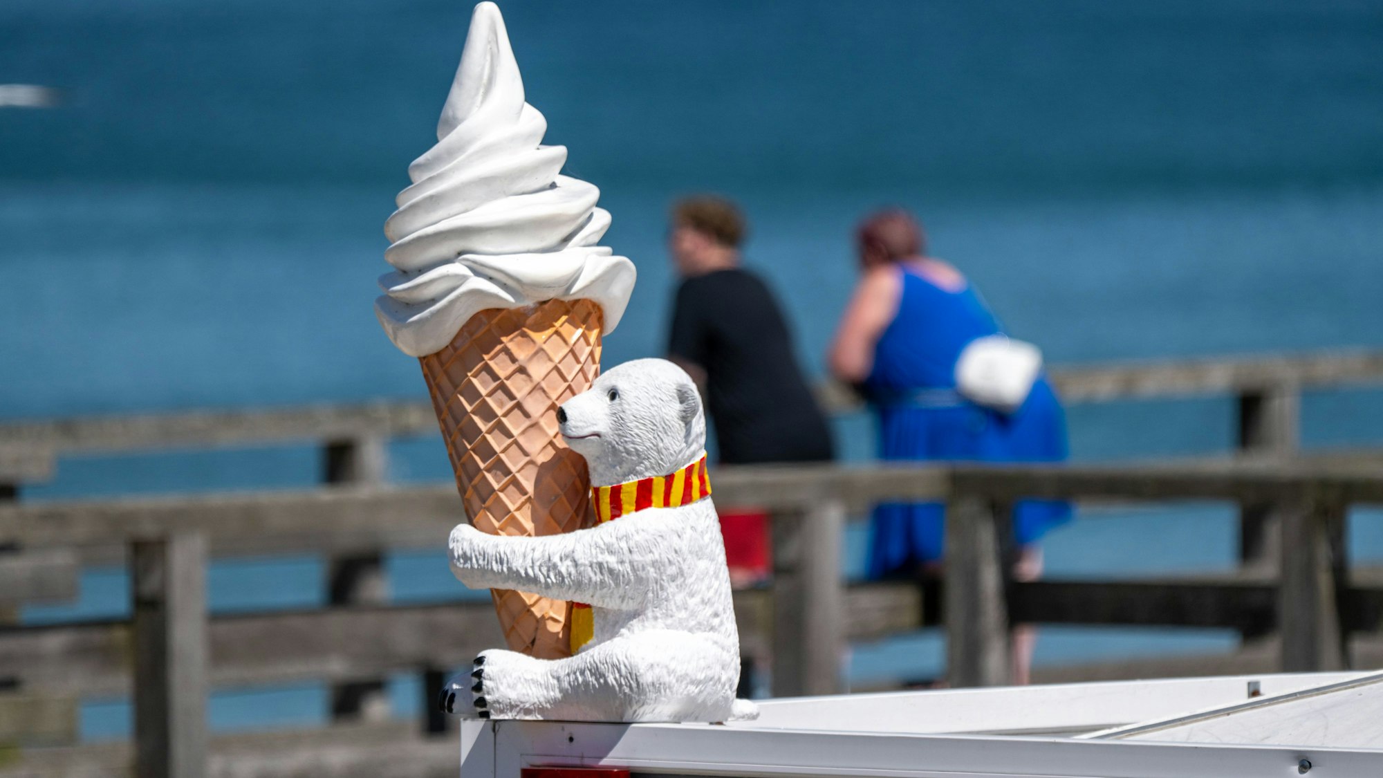 Binz: Eine originelle Eiswerbung soll Urlauber und Tagesgäste auf der Insel Rügen zum Kauf anlocken.