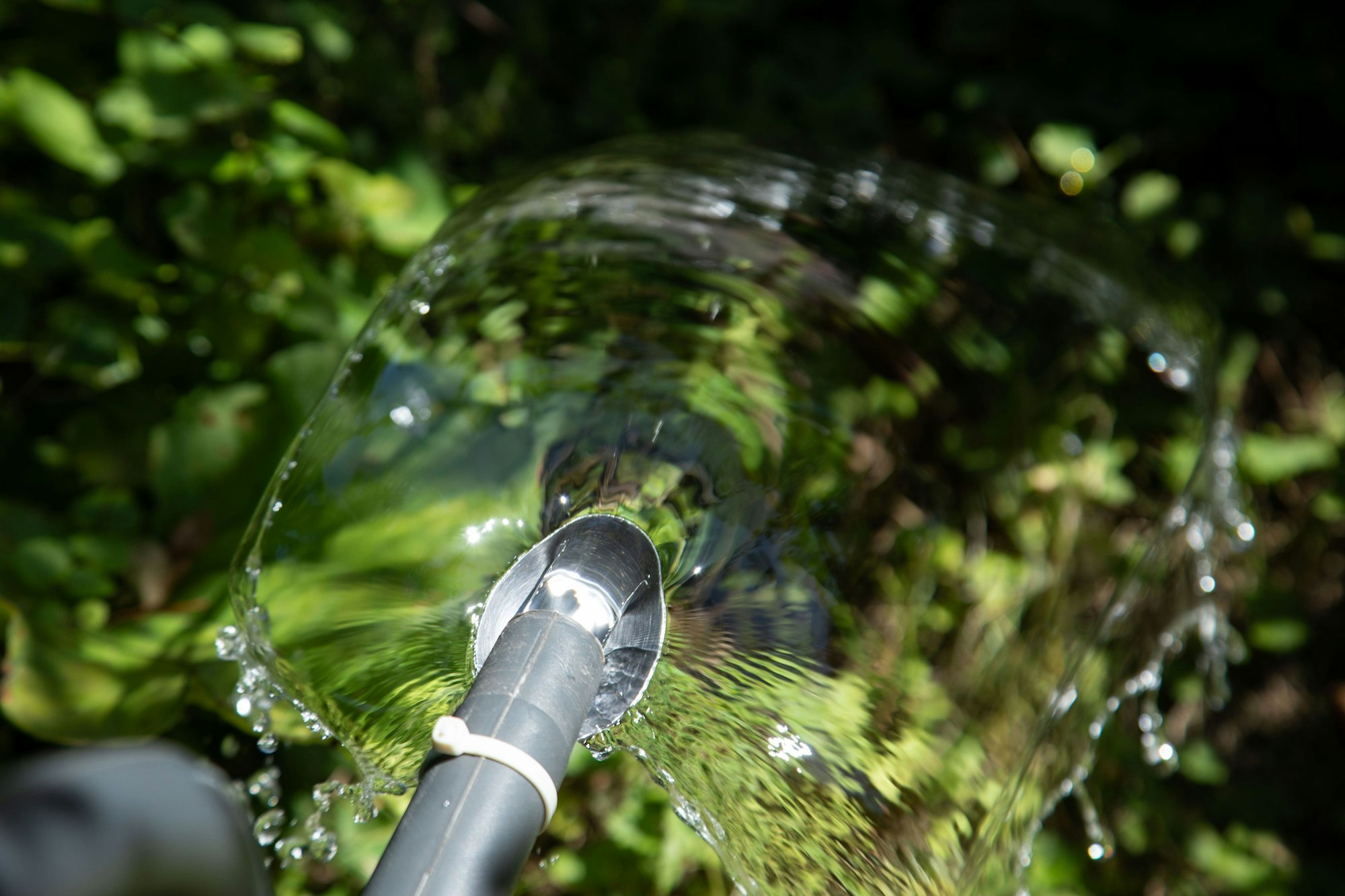 Fazit: Mit Hilfe des Löffels lässt sich das Wasser gleichmäßiger über eine größere Fläche verteilen.