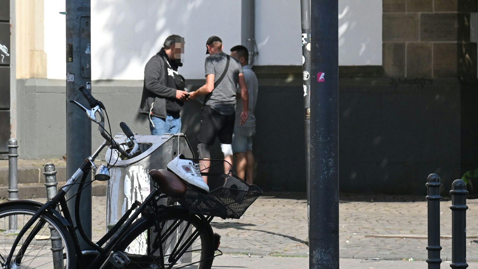 Teile der Crack- und Obdachlosenszene vom Neumarkt haben sich vor die Kirche St. Joseph auf der Venloer Straße in Ehrenfeld verlagert. Foto des Platzes mit der Kirche mit einem Bezug zur Problemsituation.