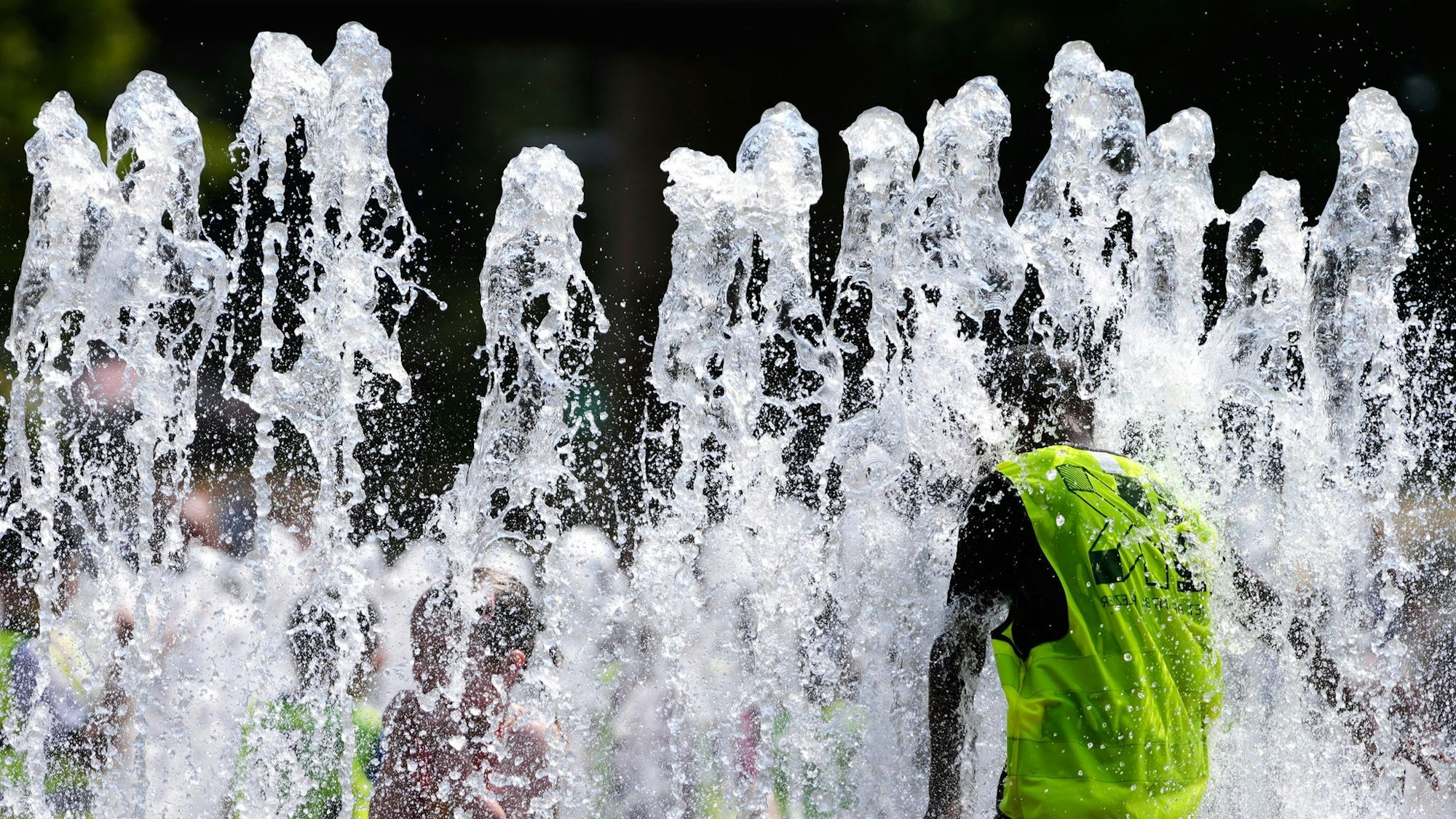 Ein Wasserbrunnen während der Hitzewelle in Belgien. (Archivbild)