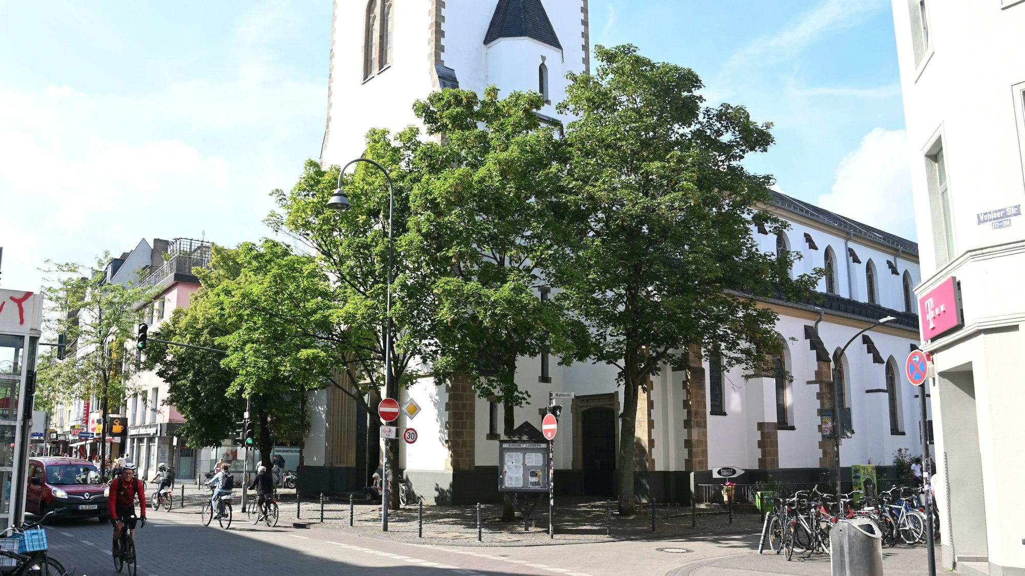 Die Kirche St. Joseph auf der Venloer Straße in Ehrenfeld.