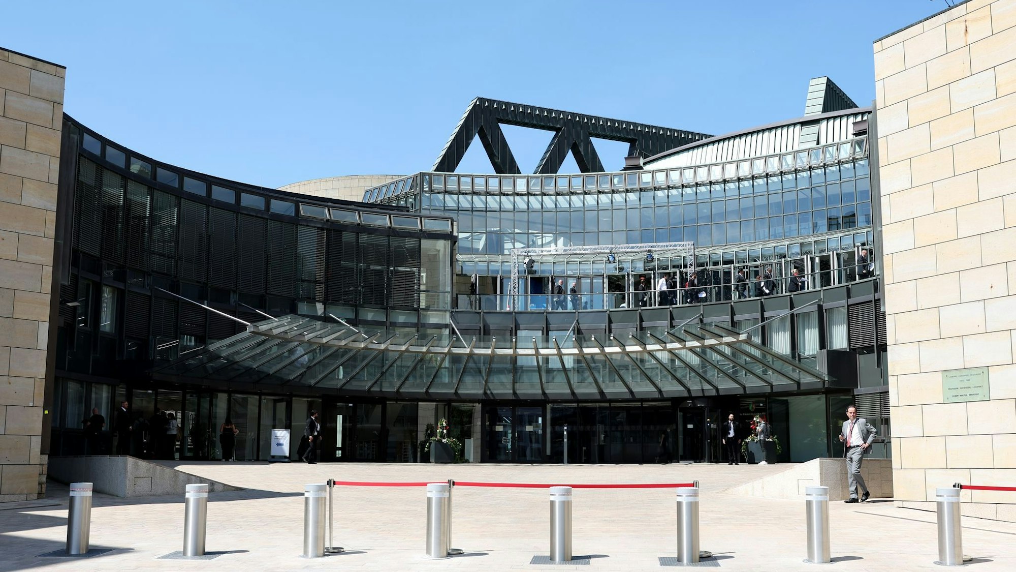 Der NRW-Landtag will sich mit einer verschärften Haus- und Geschäftsordnung vor Verfassungsfeinden schützen. (Archivbild)