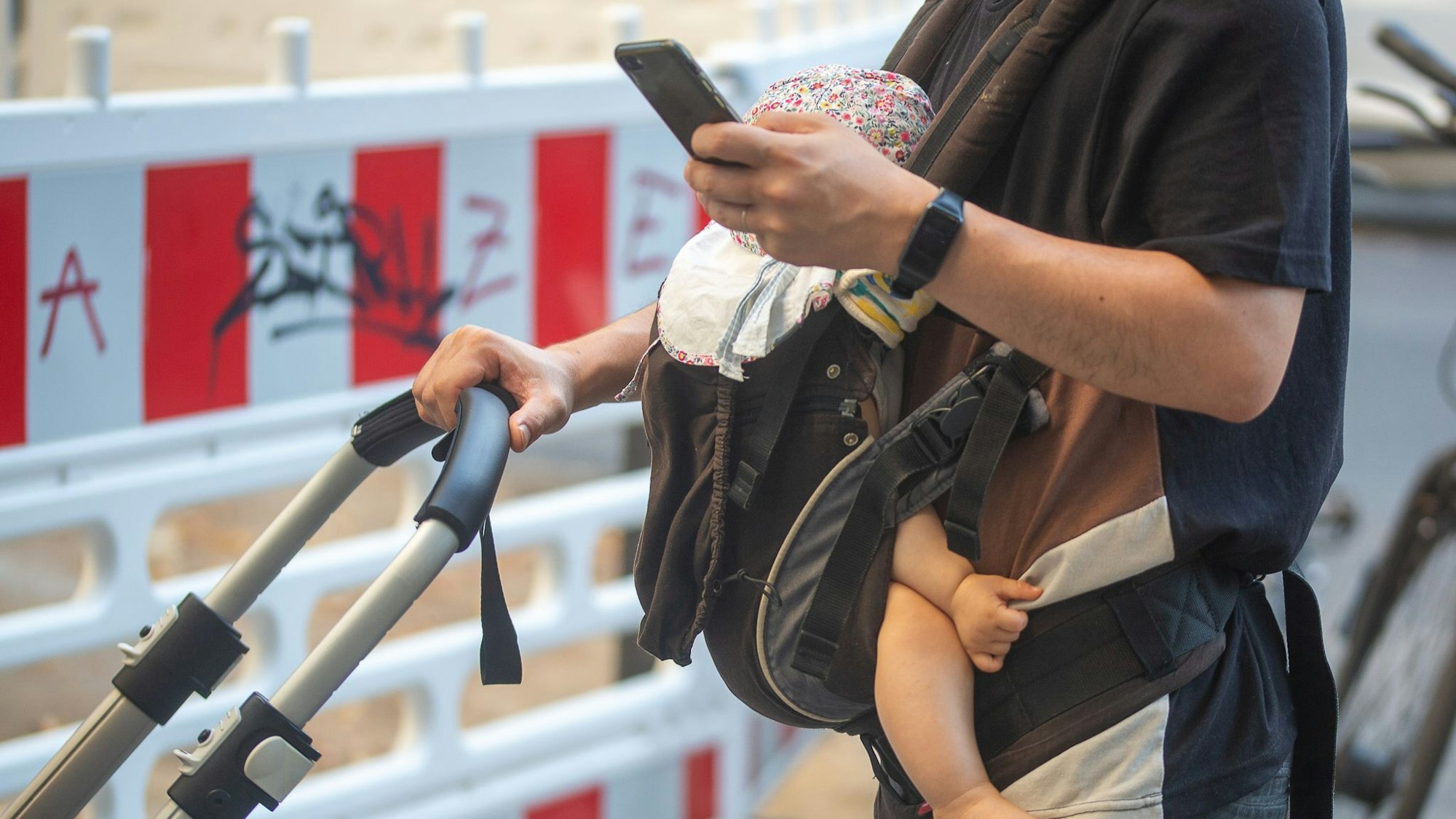 Sorgenfrei dank Elterngeld? In einigen Fällen führt die Lohnersatzleistung zu späteren Steuernachzahlungen.